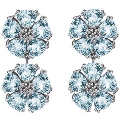 Hellblaue Topas-Ohrringe mit doppelter Blüte aus Stein