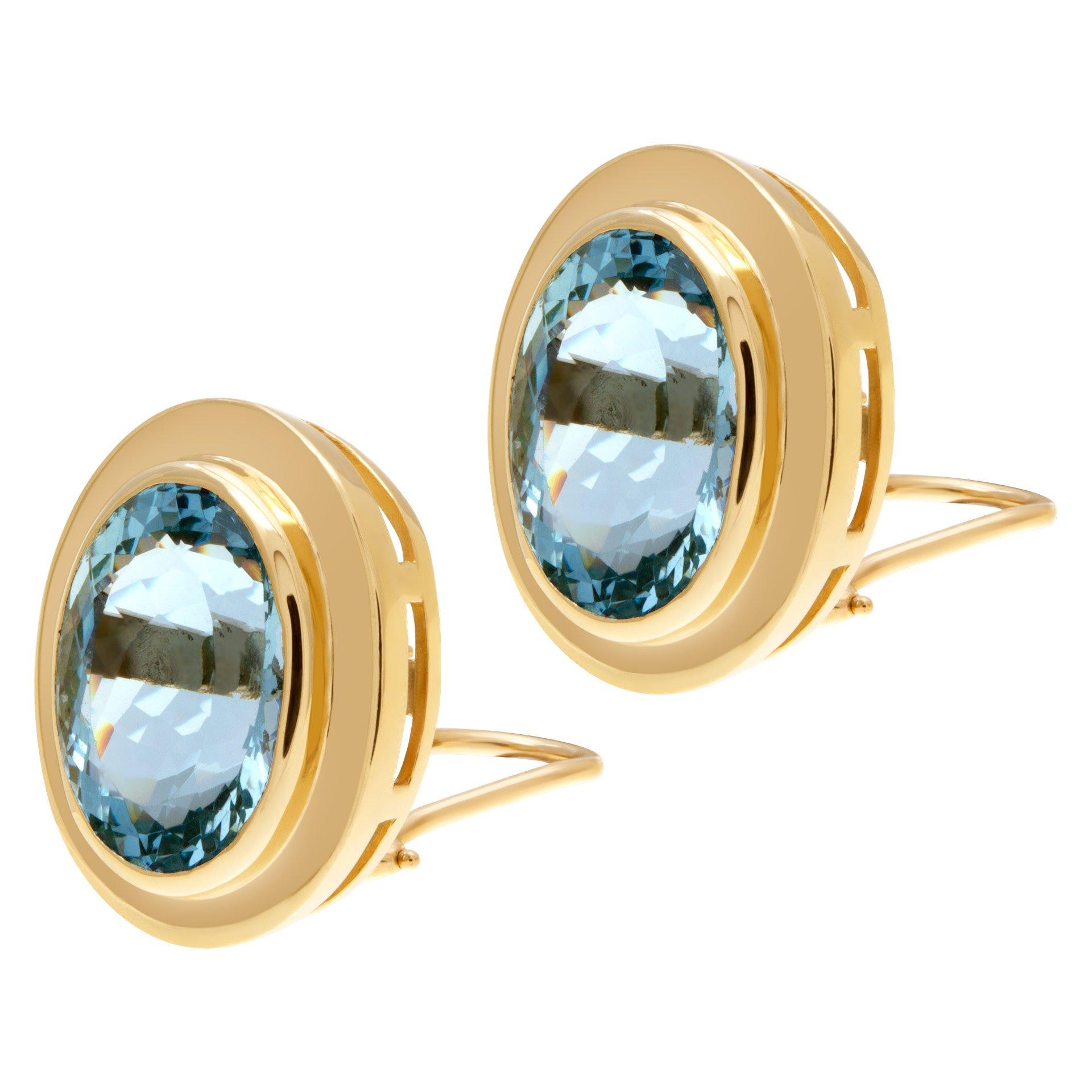 Schöne hellblaue Topas Ohrringe in 14k Gelbgold montiert. Hängende Länge 0,75 Zoll und 19,5 mm Breite.
