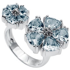 Offener Ring mit hellblauem Topas und gemischten Blütensteinen
