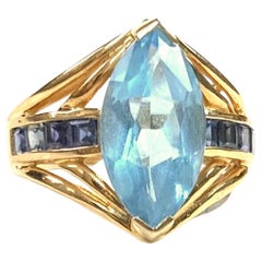 Anello in oro giallo 14K con baguette di topazio blu chiaro e topazio blu scuro