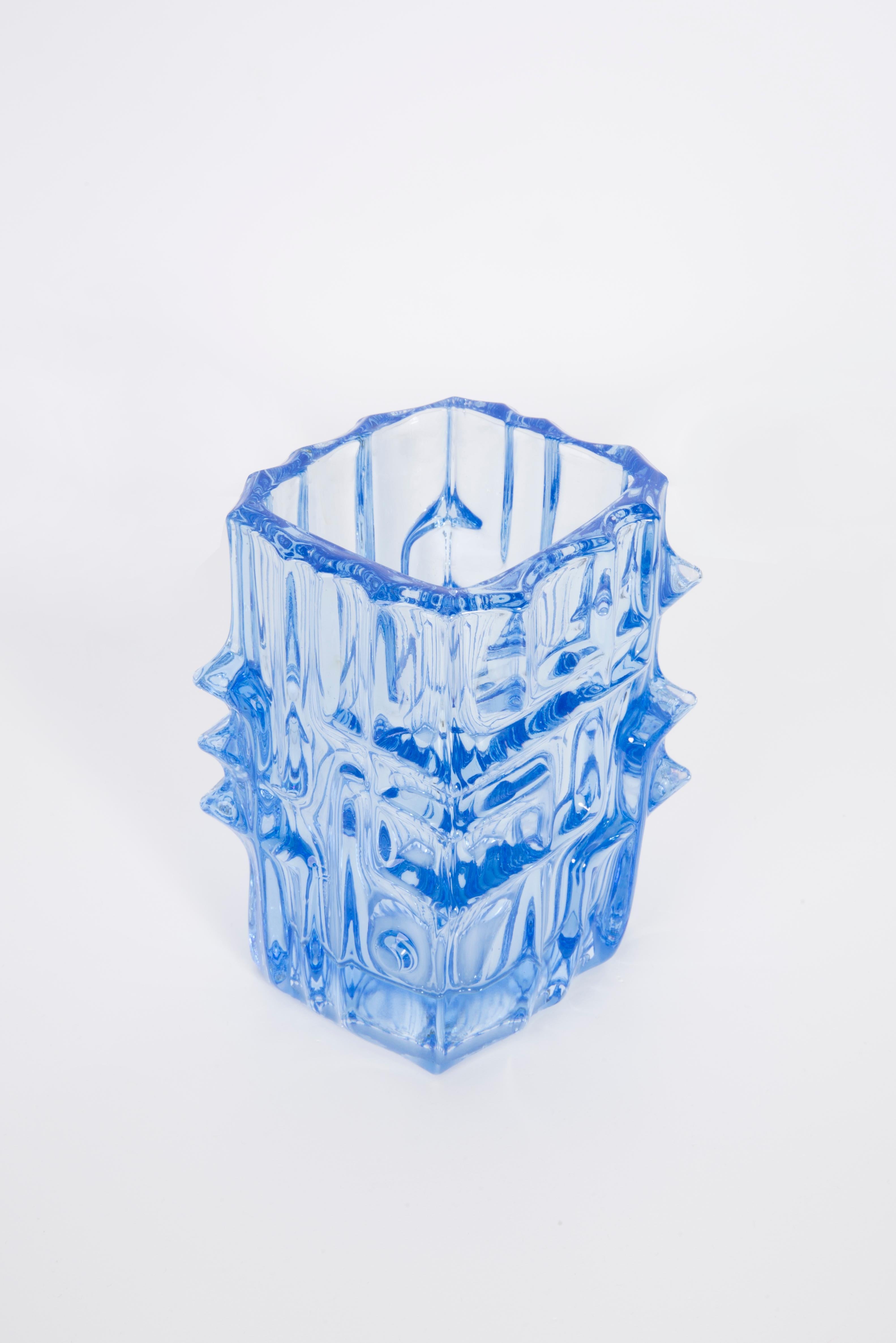 Vase de Vladislav Urban - créateur de verre tchécoslovaque. Produit dans les années 1960.
Verre pressé en parfait état.
Le vase semble avoir été sorti de sa boîte.
L'image reflète la couleur dans laquelle elle est présentée en direct.

Pas