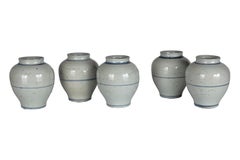 Hellblaue Vase mit bemalten Bändern