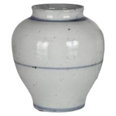 Vase bleu clair orné de bandes peintes