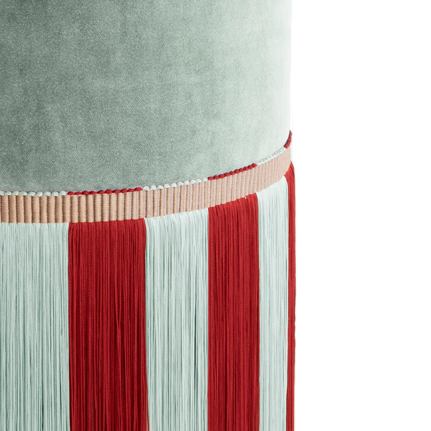 Tessile Pouf in velluto azzurro con frange bicolore in vendita