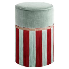 Pouf in velluto azzurro con frange bicolore