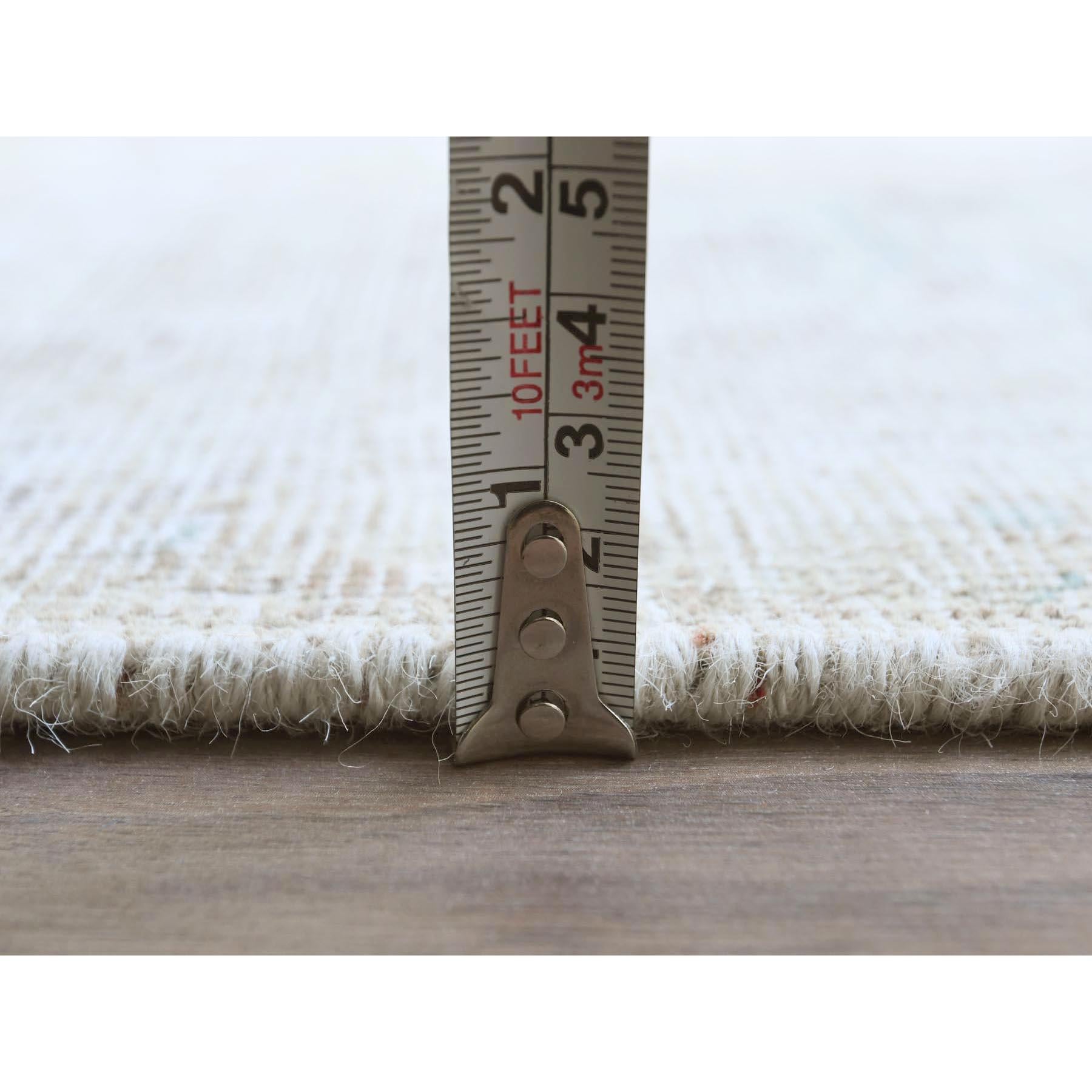 Hellblauer handgeknüpfter persischer Täbris-Teppich aus Wolle im Used-Look, Vintage im Angebot 4