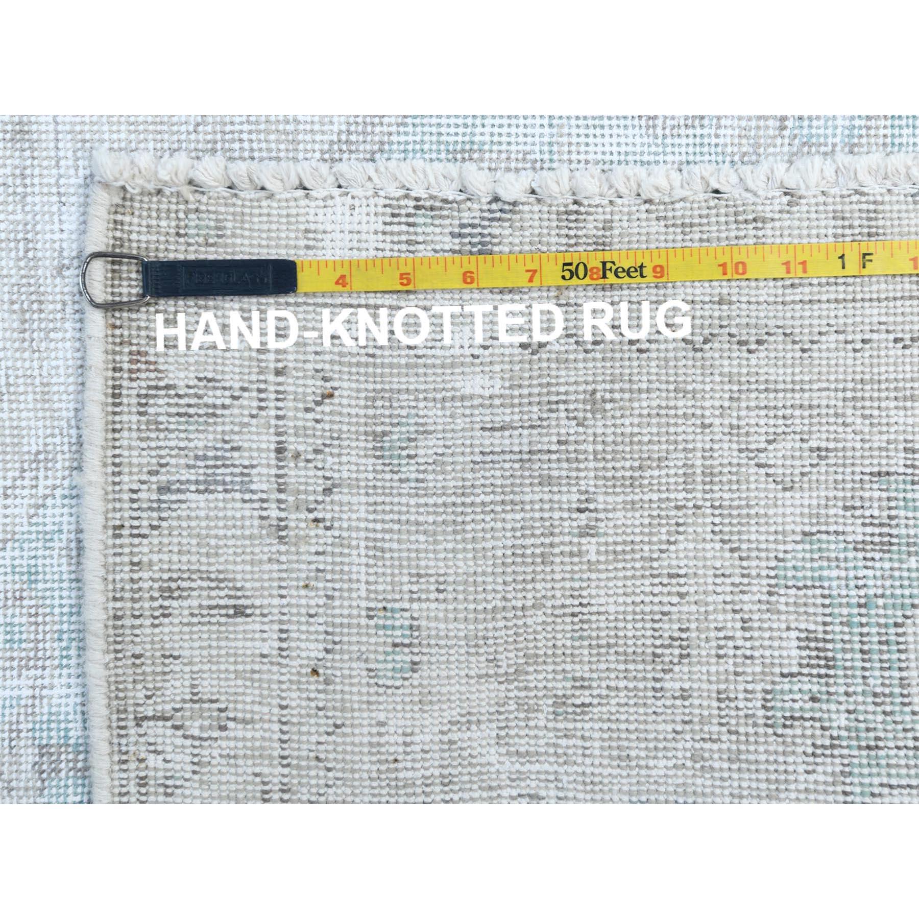 Hellblauer handgeknüpfter persischer Täbris-Teppich aus Wolle im Used-Look, Vintage im Angebot 5