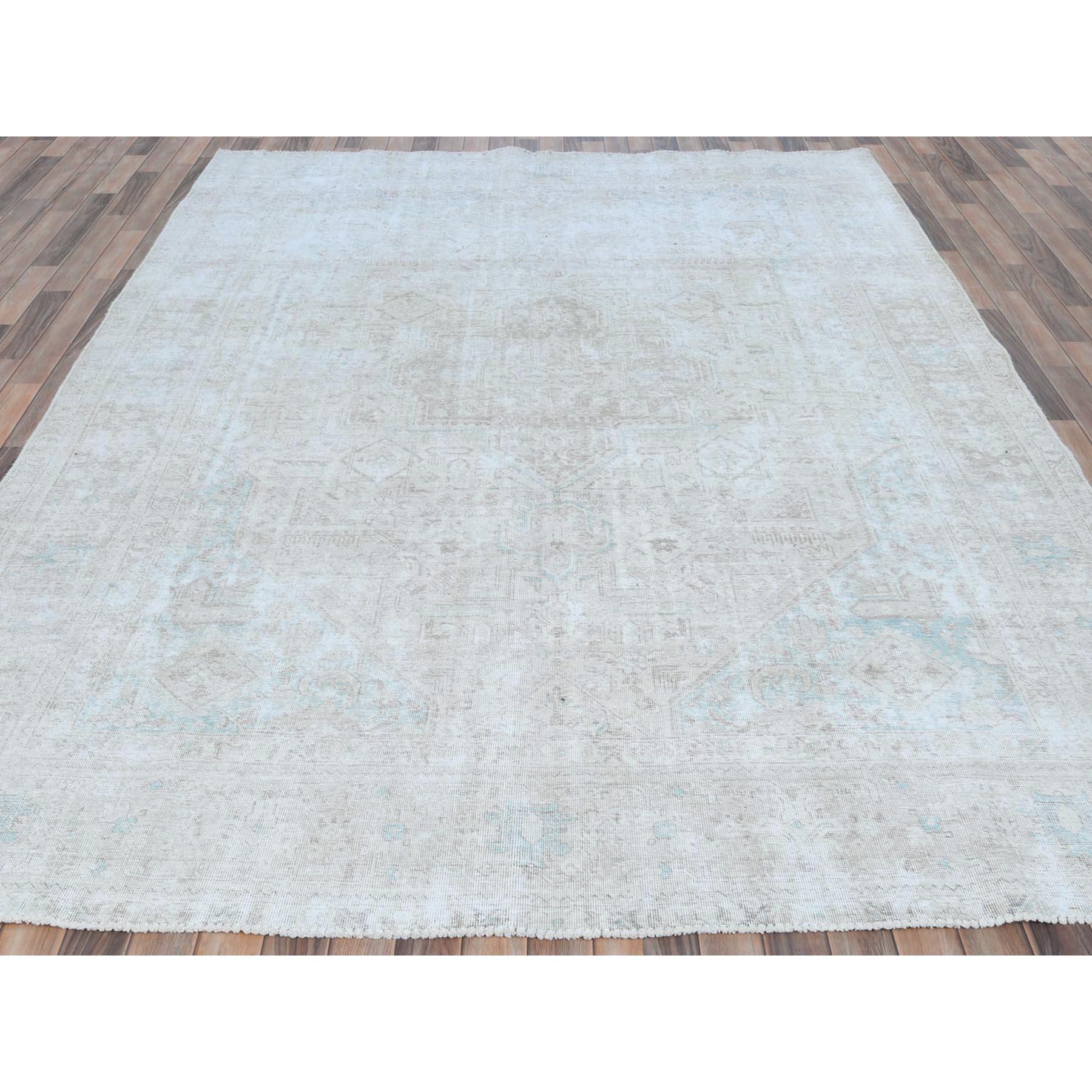 Hellblauer handgeknüpfter persischer Täbris-Teppich aus Wolle im Used-Look, Vintage (Tabriz) im Angebot
