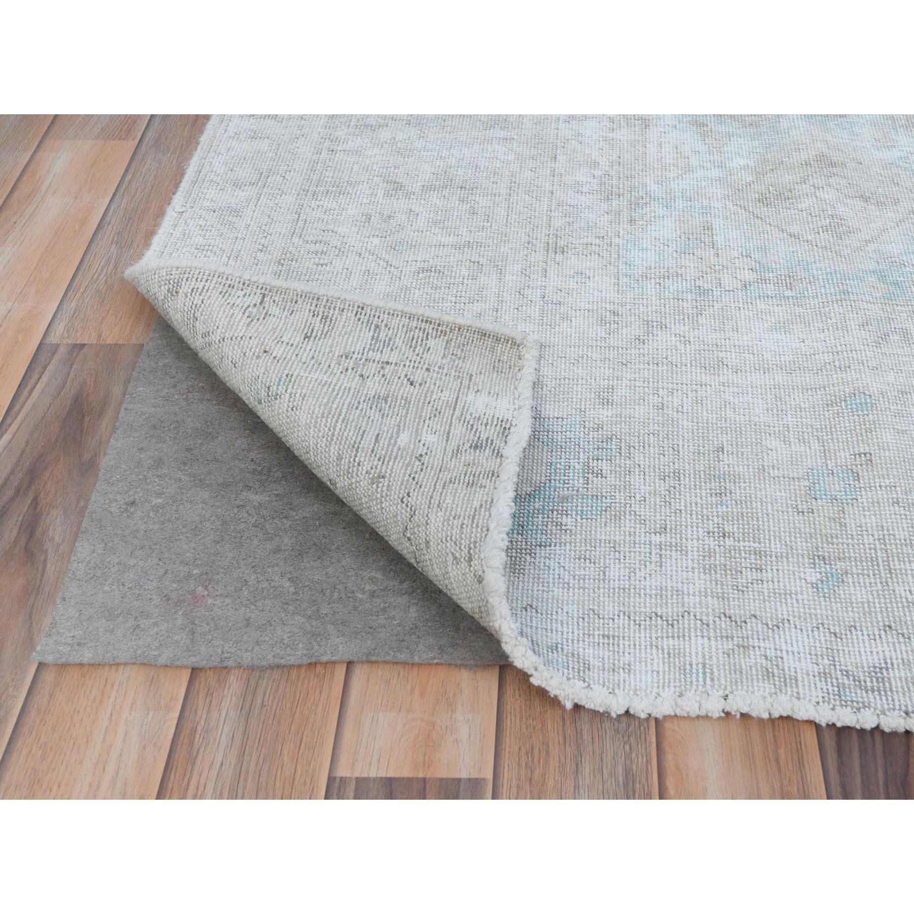 Hellblauer handgeknüpfter persischer Täbris-Teppich aus Wolle im Used-Look, Vintage (Handgeknüpft) im Angebot