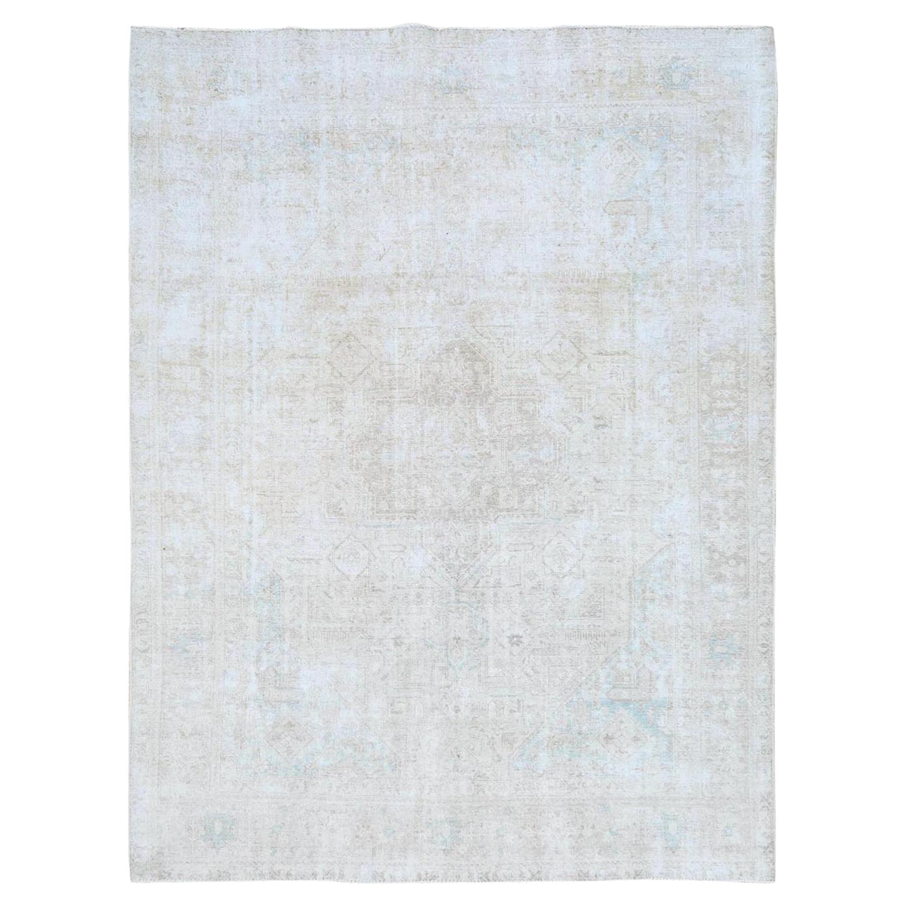 Hellblauer handgeknüpfter persischer Täbris-Teppich aus Wolle im Used-Look, Vintage im Angebot