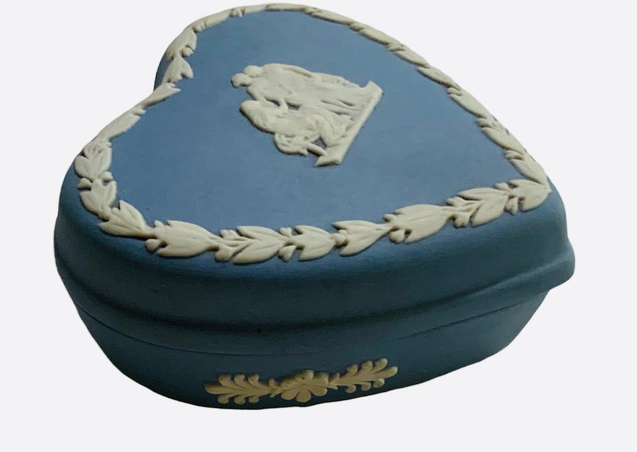 Caja de baratijas Wedgwood azul claro en forma de corazón Neoclásico en venta