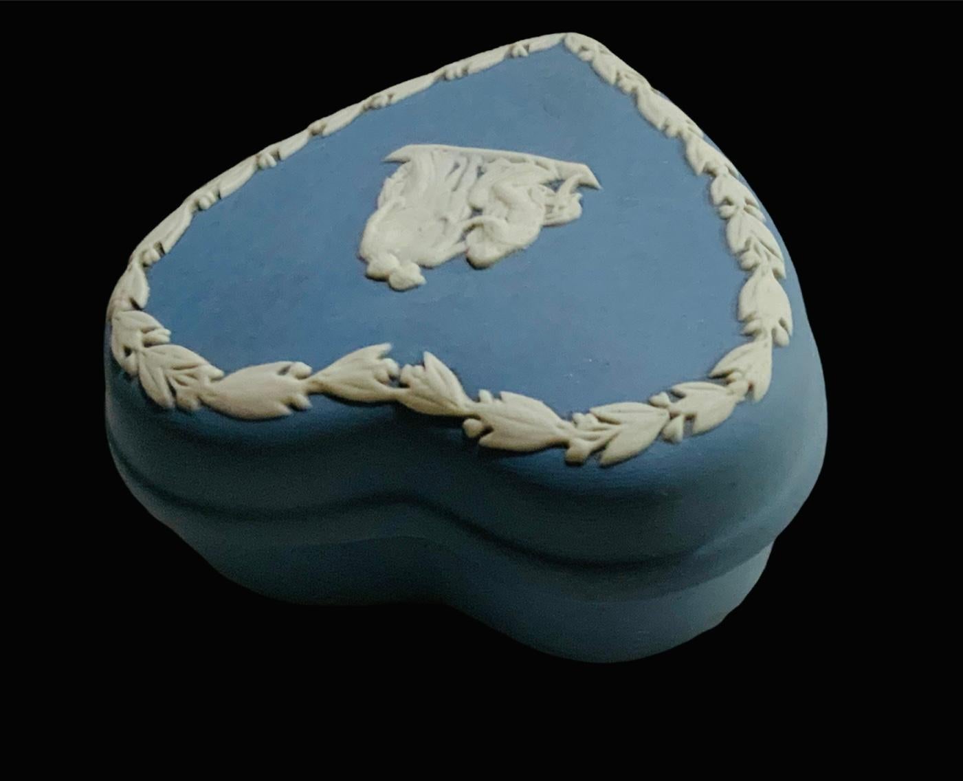 Caja de baratijas Wedgwood azul claro en forma de corazón Repujado en venta