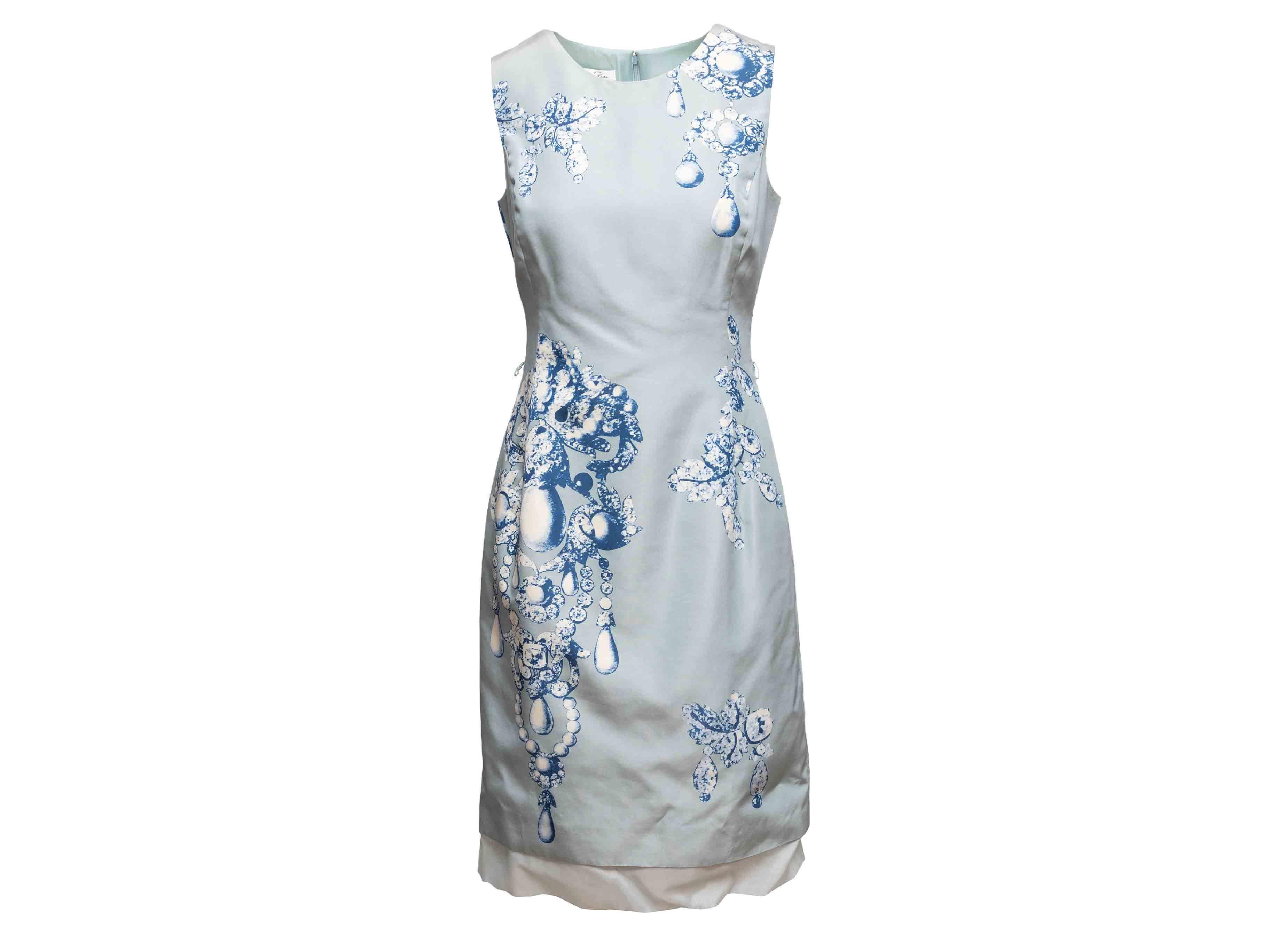 Robe sans manches à imprimé bijoux bleu clair et blanc, Oscar de la Renta. Encolure ronde. Ceinture optionnelle à la taille. Fermeture à glissière au dos. Poitrine 32