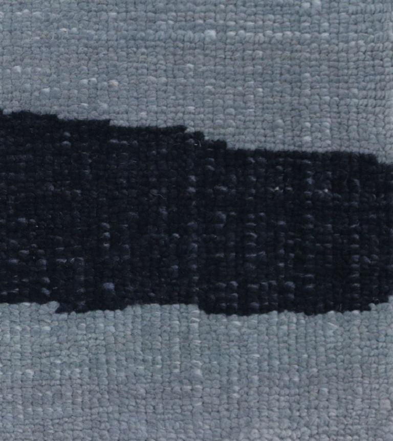 Postmoderner handgeknüpfter Wollteppich in Hellblau mit Marineblau in japanischem Design (Indisch) im Angebot