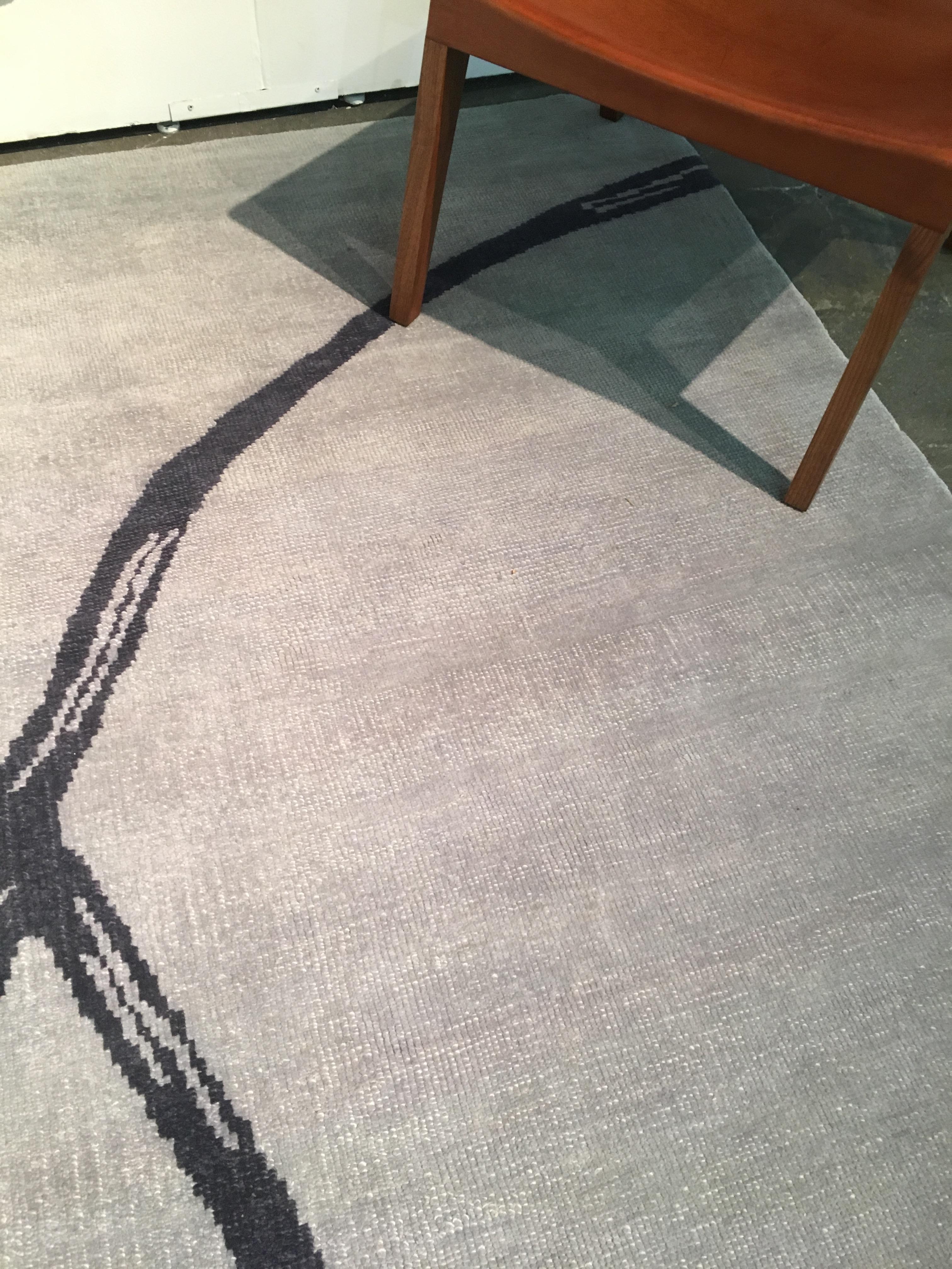 Alfombra de lana anudada a mano de diseño japonés en azul claro y azul marino Post Modern en venta 1