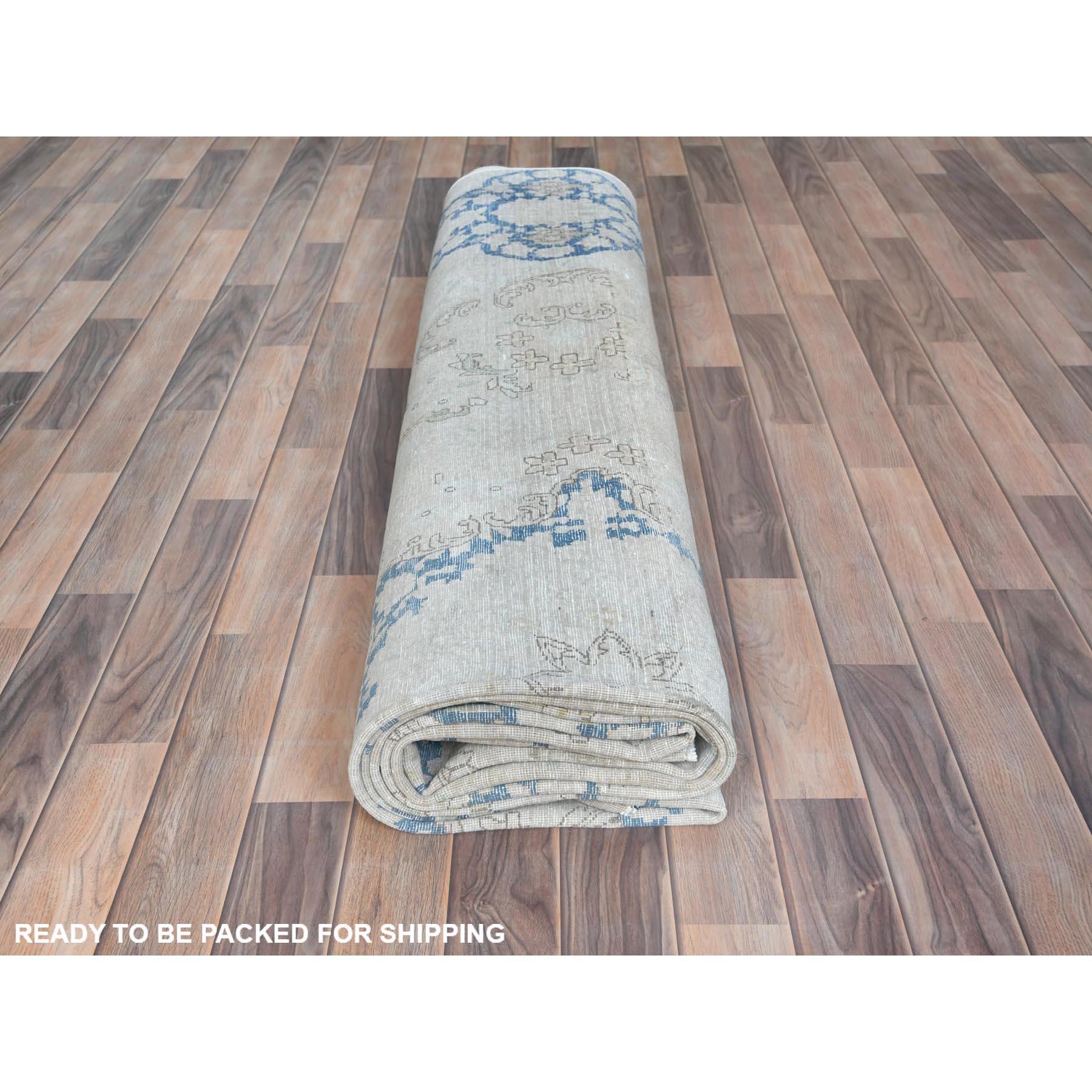 Tapis Kerman persan ancien bleu clair en laine usée, noué à la main, à l'aspect vieilli en vente 2