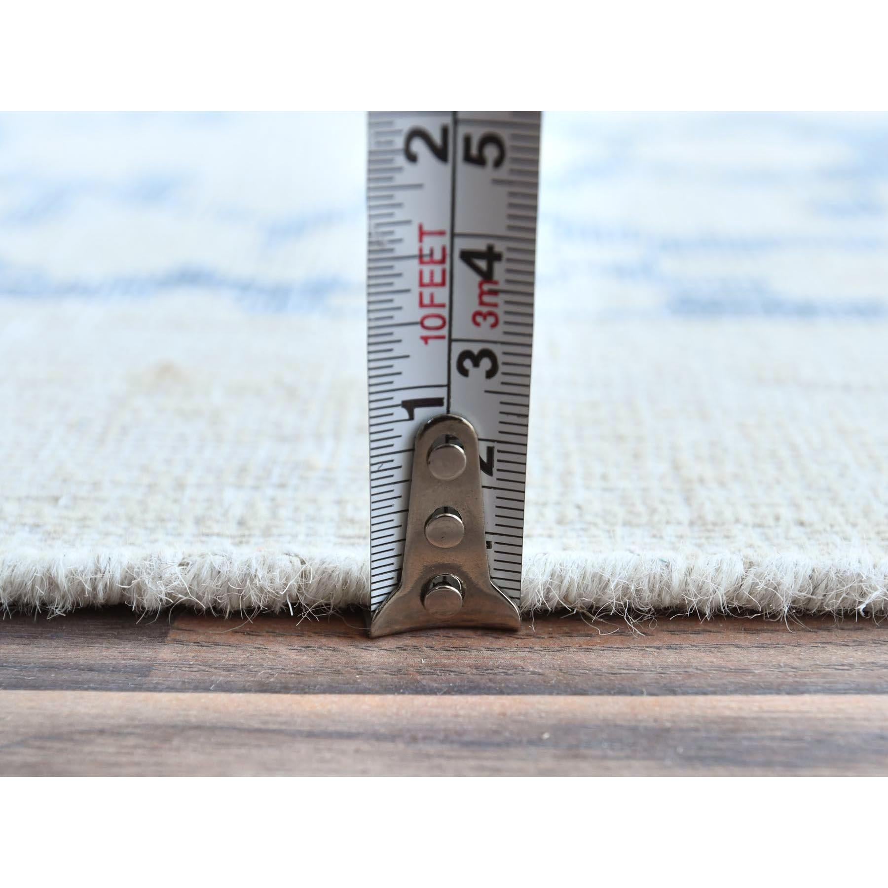 Tapis Kerman persan ancien bleu clair en laine usée, noué à la main, à l'aspect vieilli en vente 3