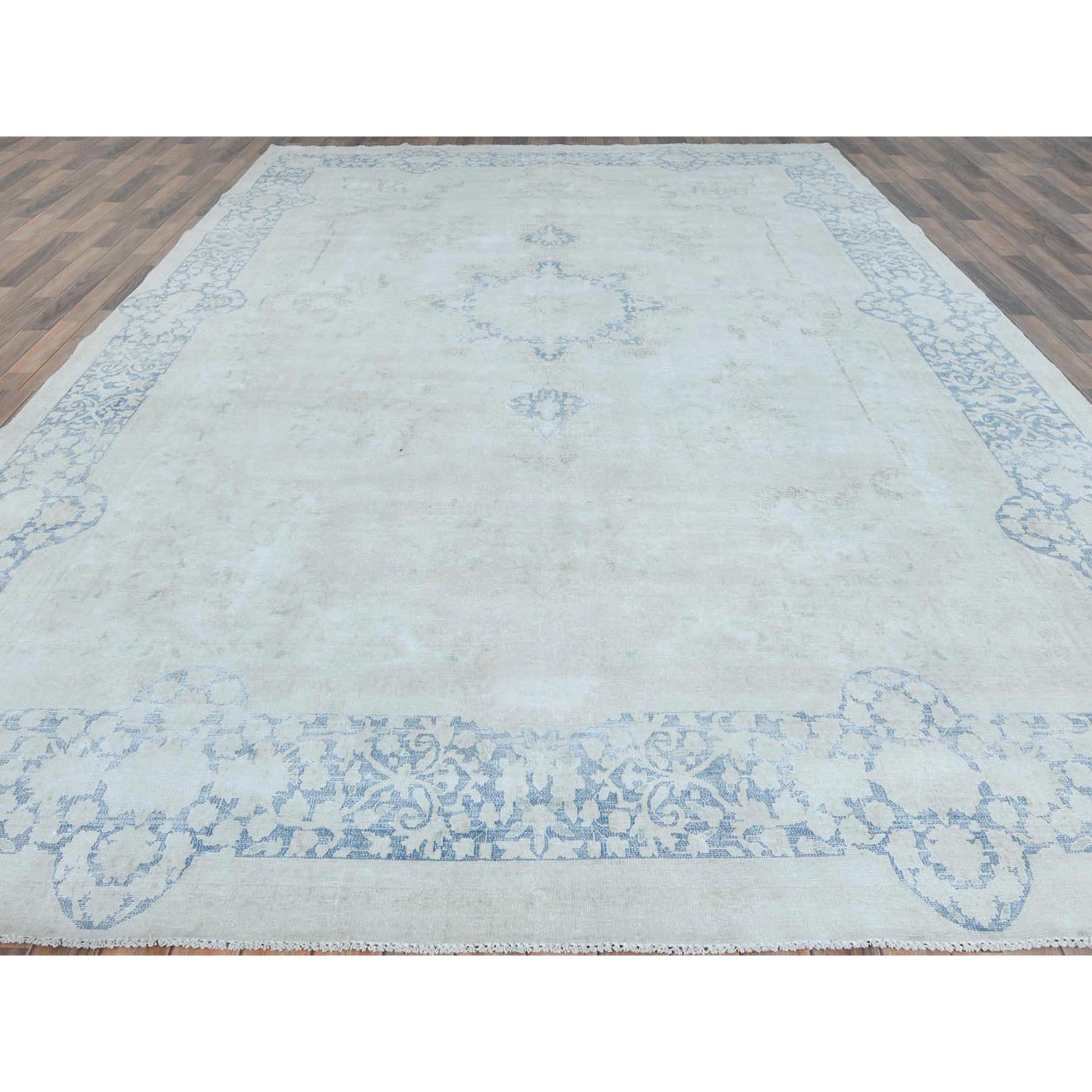 Médiéval Tapis Kerman persan ancien bleu clair en laine usée, noué à la main, à l'aspect vieilli en vente