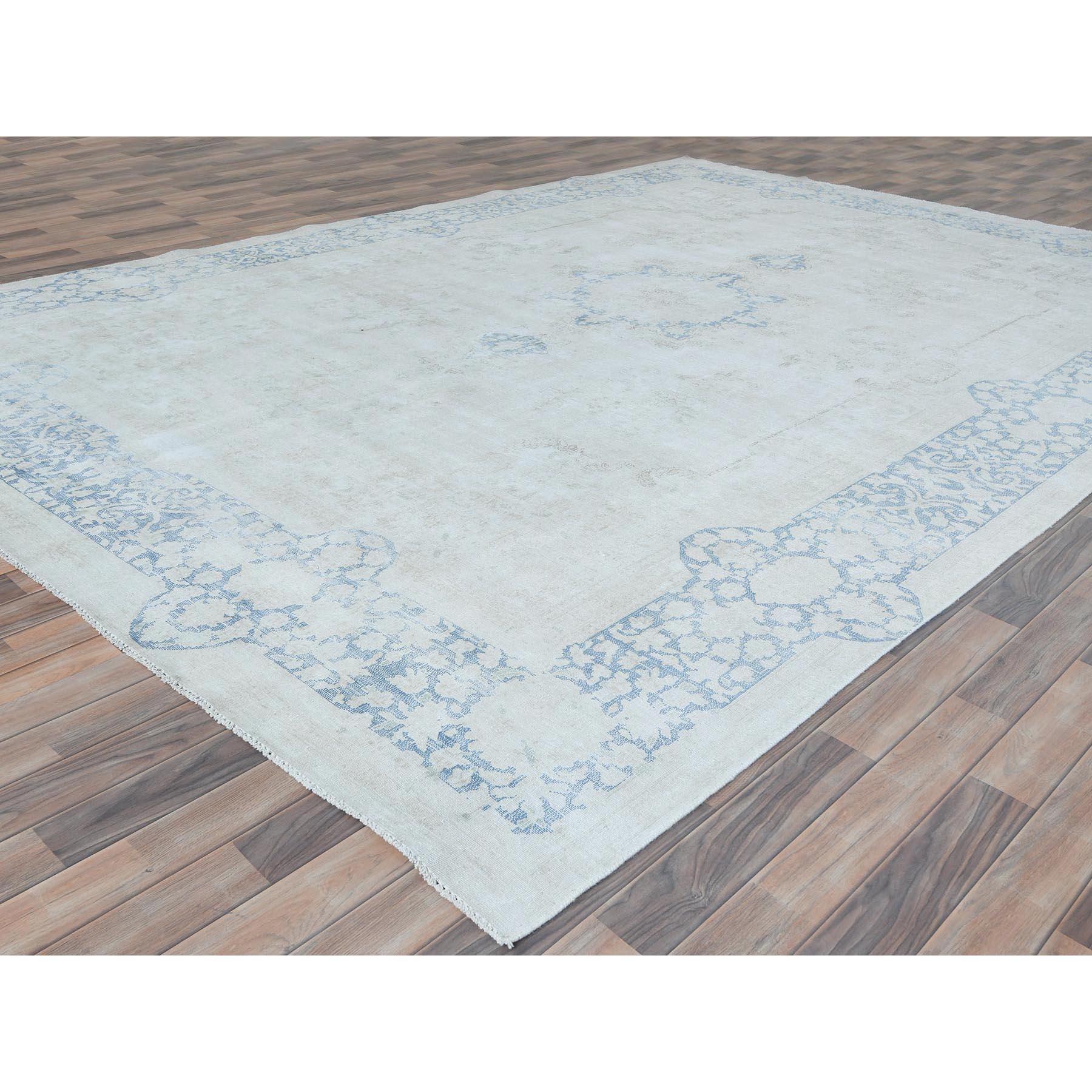 Perse Tapis Kerman persan ancien bleu clair en laine usée, noué à la main, à l'aspect vieilli en vente