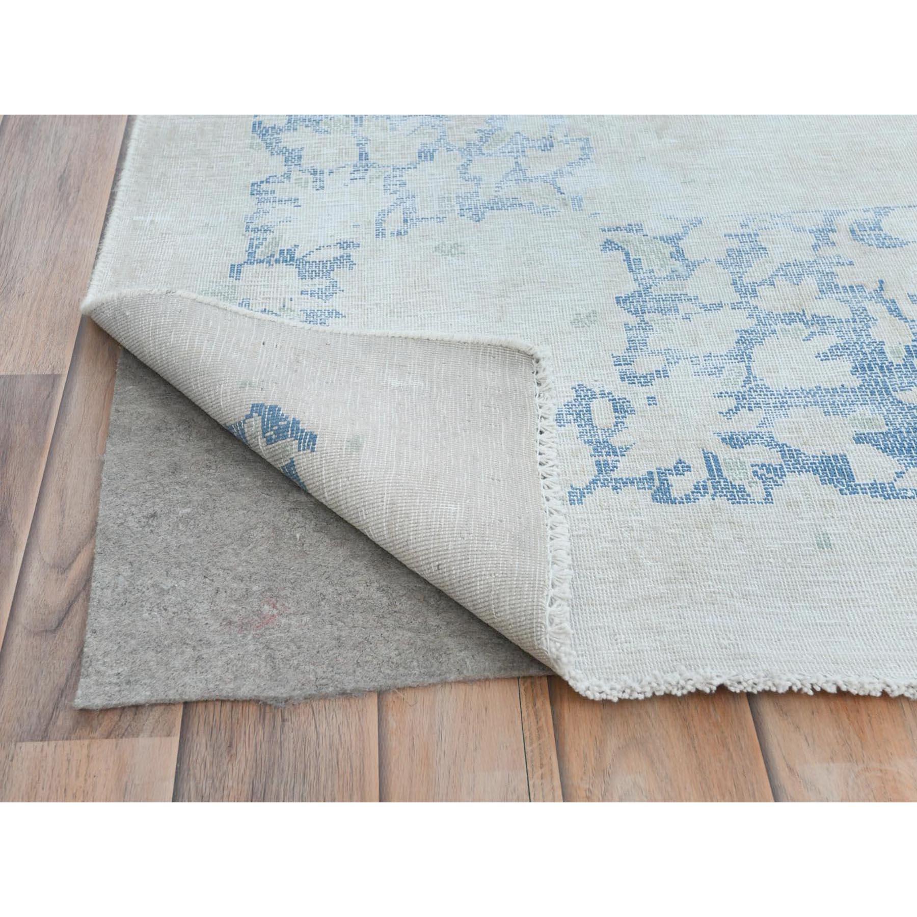 Noué à la main Tapis Kerman persan ancien bleu clair en laine usée, noué à la main, à l'aspect vieilli en vente