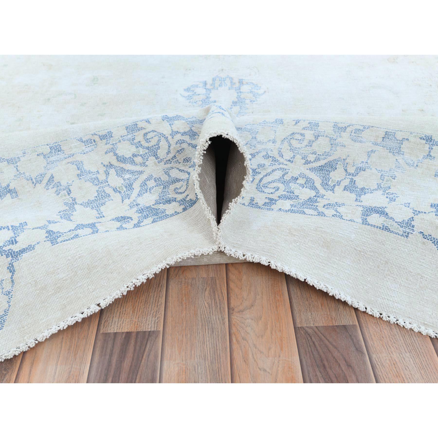 Tapis Kerman persan ancien bleu clair en laine usée, noué à la main, à l'aspect vieilli Bon état - En vente à Carlstadt, NJ
