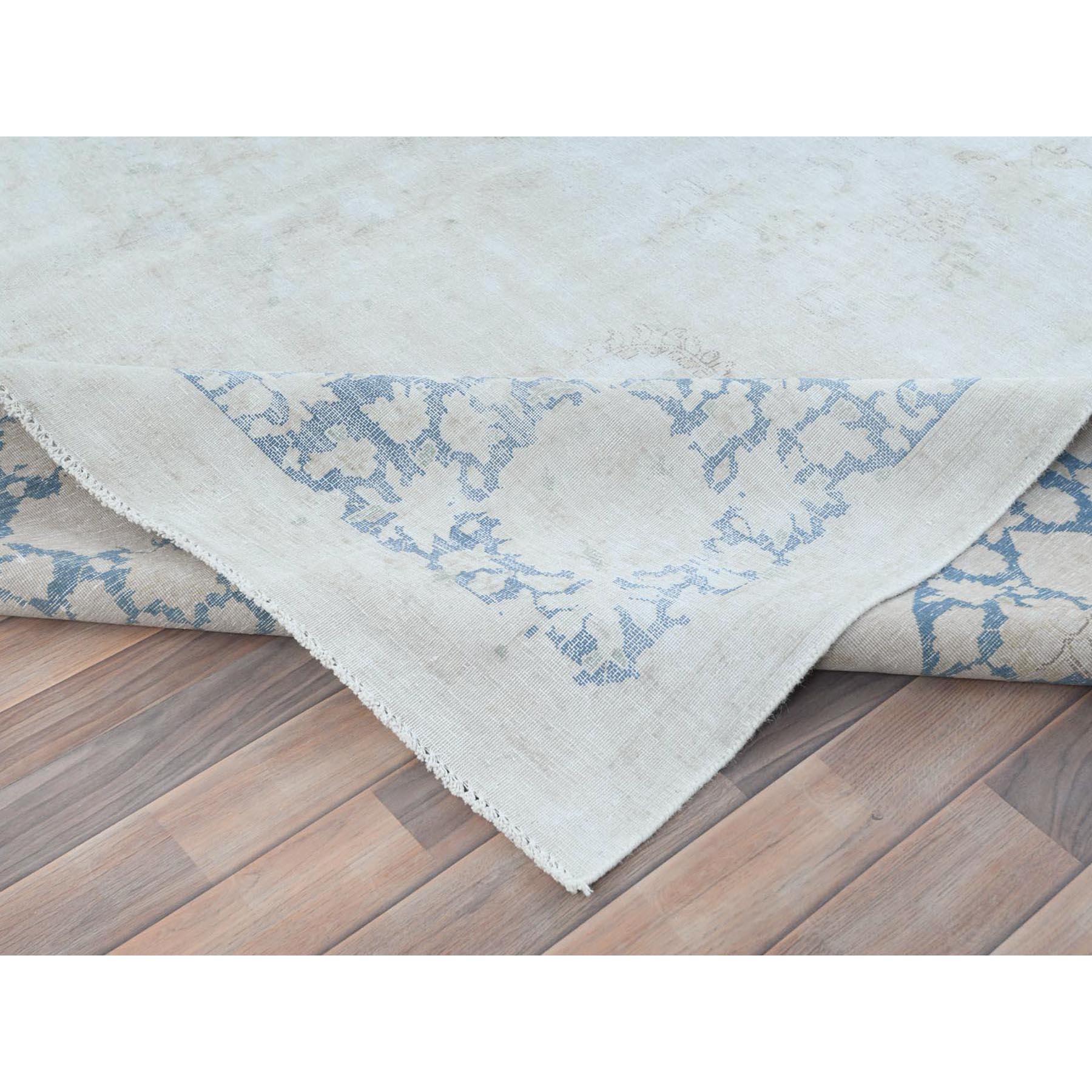Milieu du XXe siècle Tapis Kerman persan ancien bleu clair en laine usée, noué à la main, à l'aspect vieilli en vente
