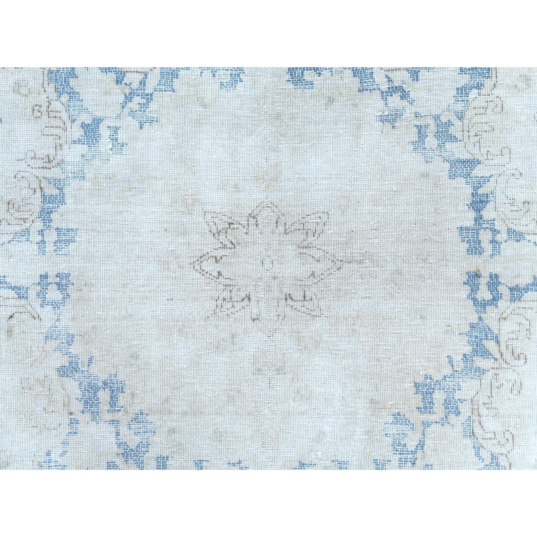Tapis Kerman persan ancien bleu clair en laine usée, noué à la main, à l'aspect vieilli en vente 1