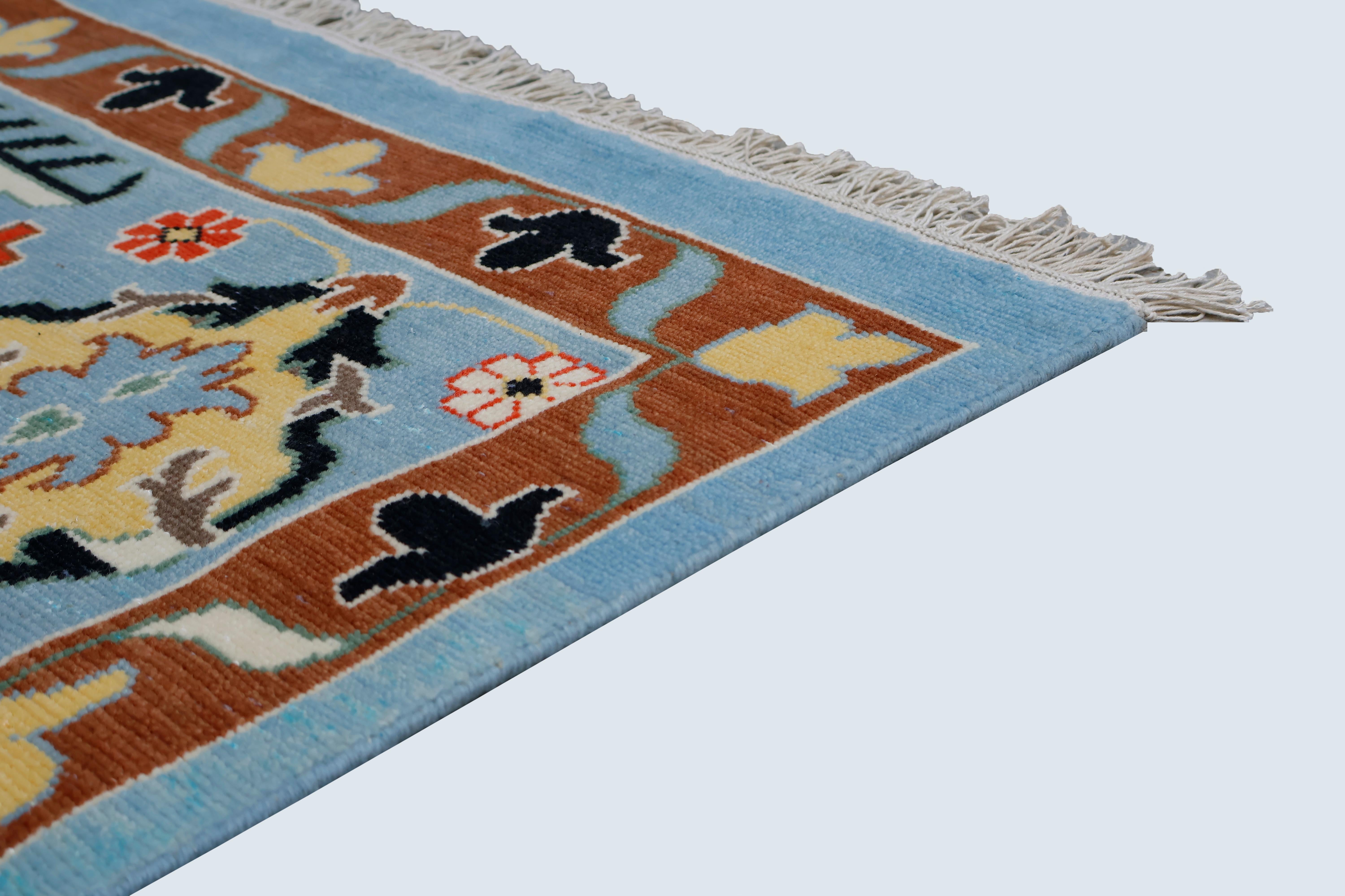 Handgeknüpfte, florfreie Wolle auf einem Baumwollgrund.

Abmessungen: 9X12

Neu

Herkunft: Indien

Feldfarbe: Hellblau

Farbe der Umrandung: Hellblau

Akzentfarben: Rot, Gelb, Rost, Dunkelblau, Grün, Braun