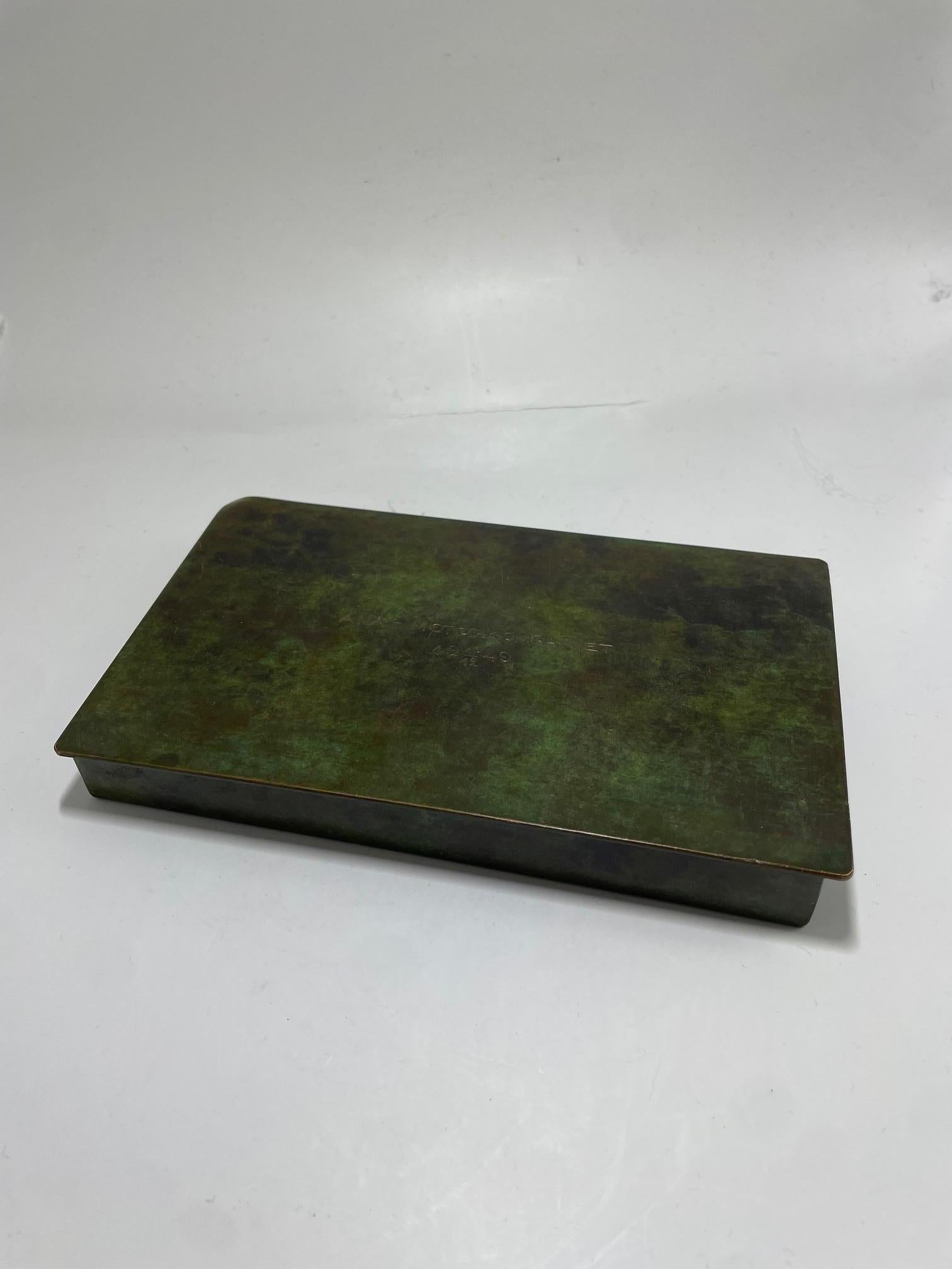 Preciosa cigarrera/decorativa Art-deco de bronce claro con tapa.
Estampado: ''Bronce claro sueco''

Ponte en contacto con nosotros para cualquier pregunta.
