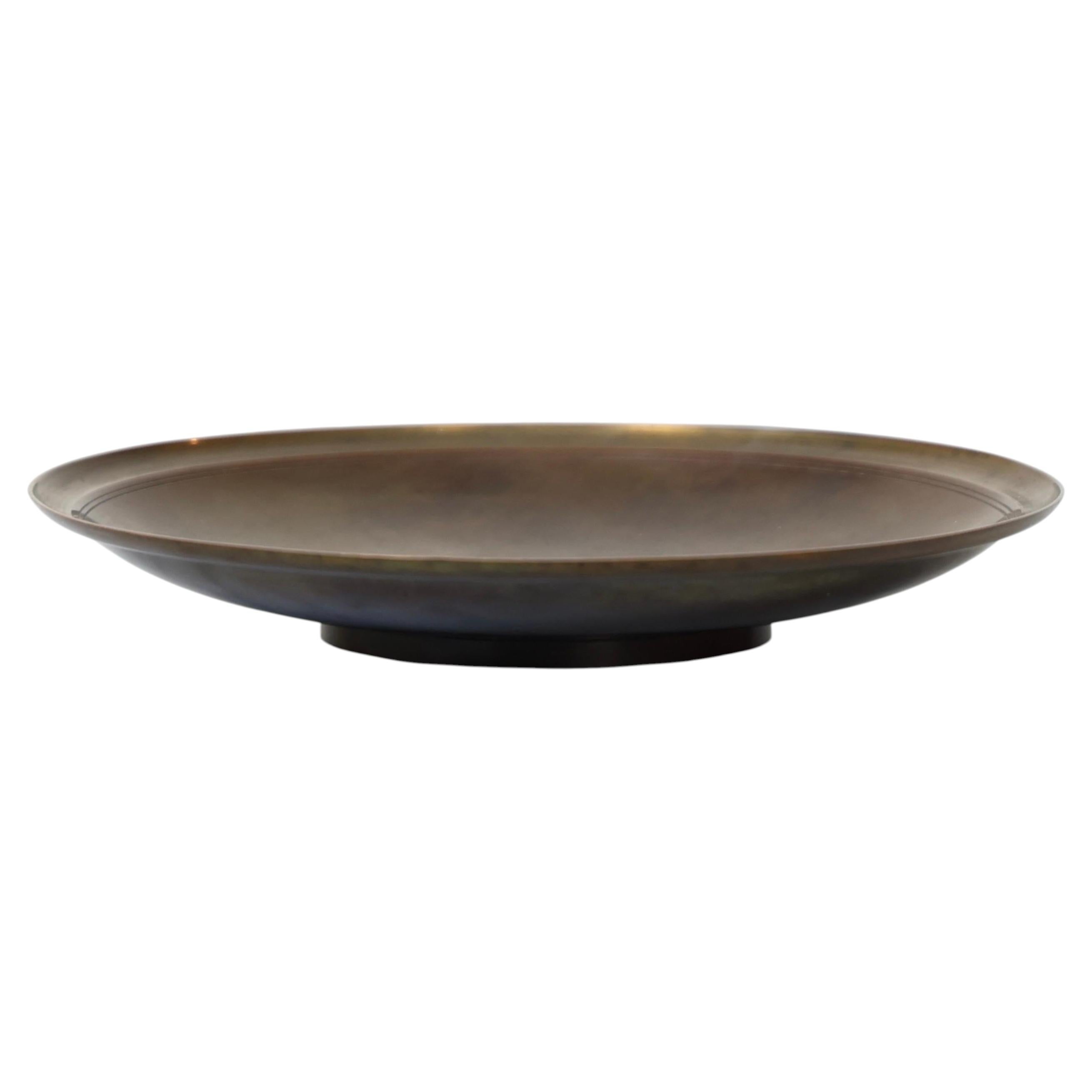 What is the difference between bronze and bronze resin?