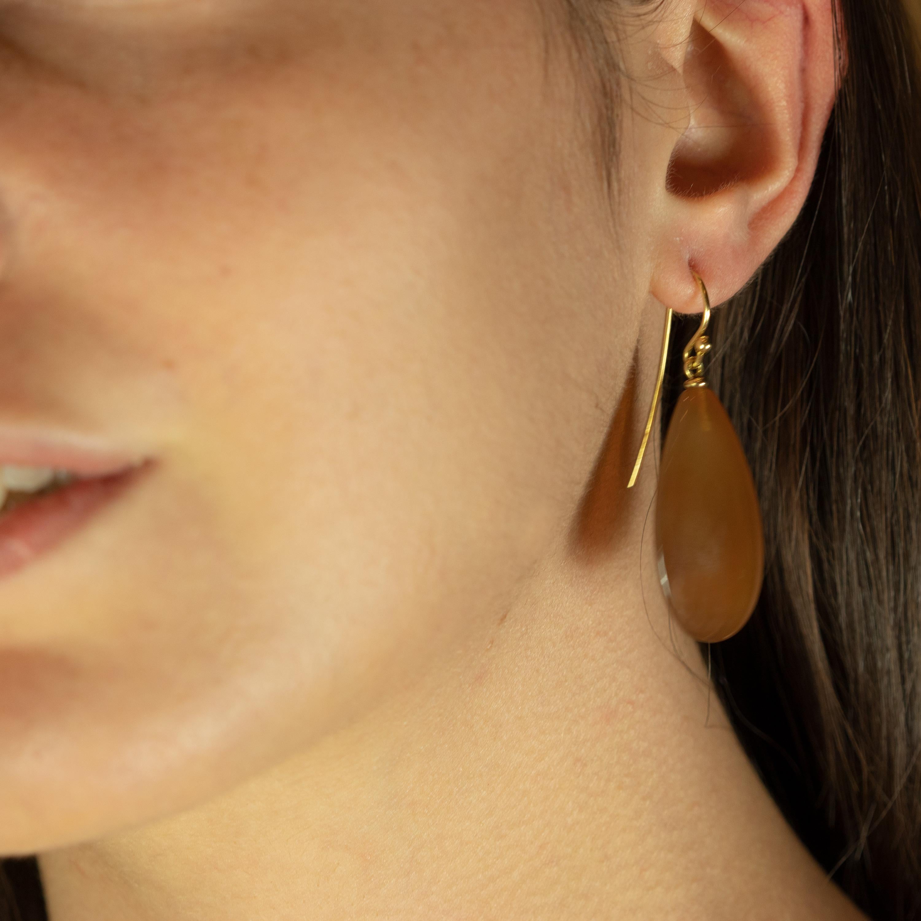 Moderno Orecchini lunghi a goccia con gancio in agata marrone chiaro in oro giallo 18 carati in vendita