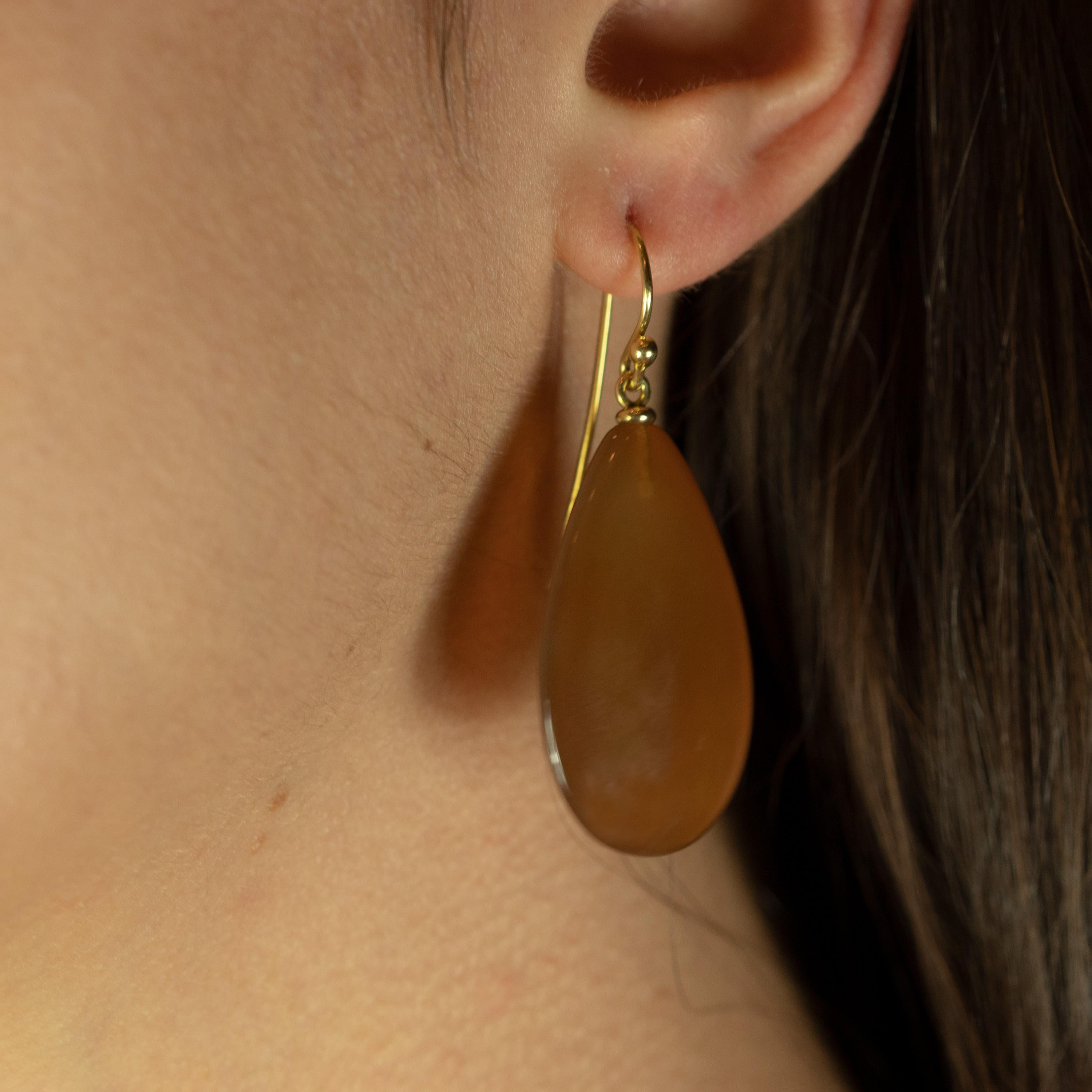 Taglio briolette Orecchini lunghi a goccia con gancio in agata marrone chiaro in oro giallo 18 carati in vendita