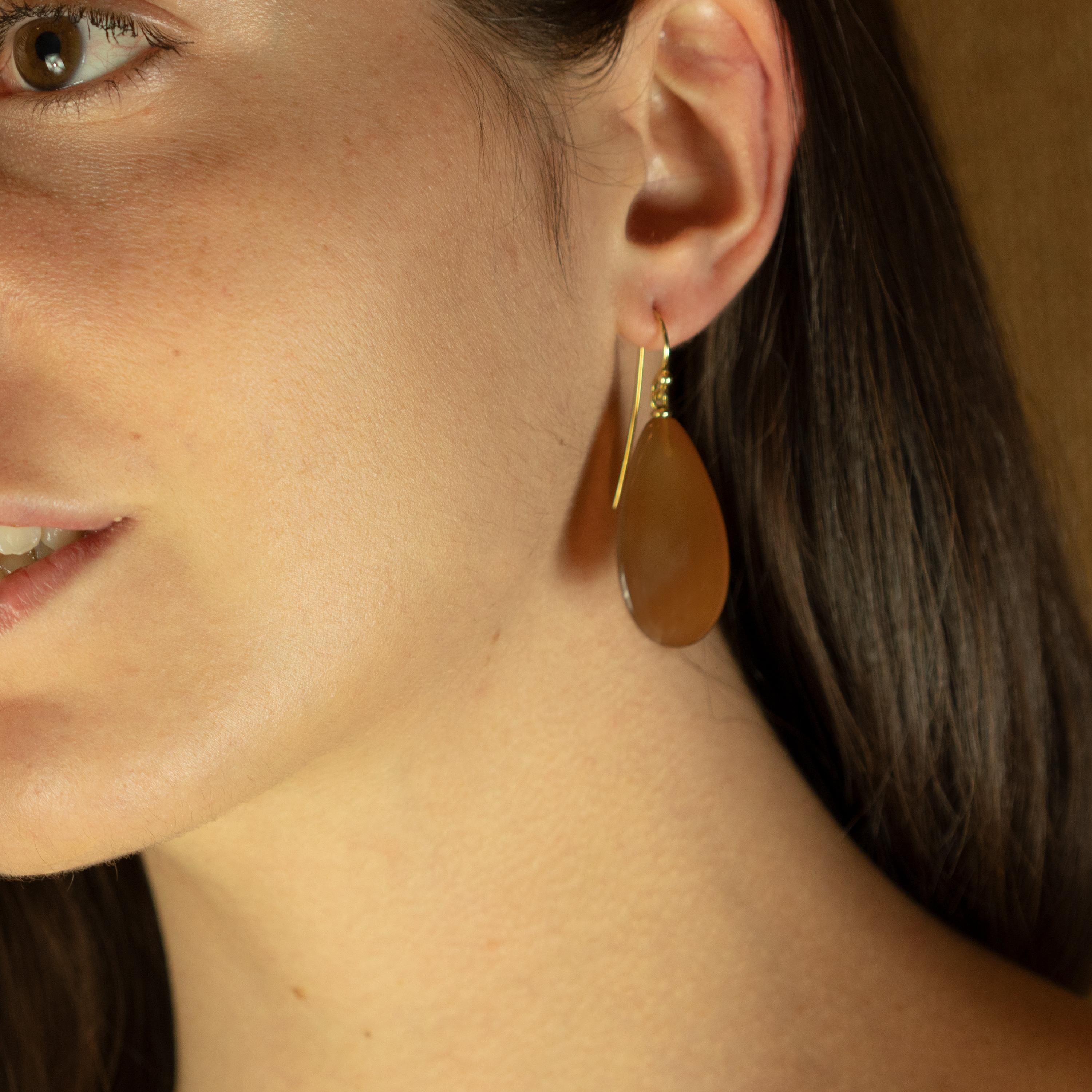 Orecchini lunghi a goccia con gancio in agata marrone chiaro in oro giallo 18 carati in vendita 2