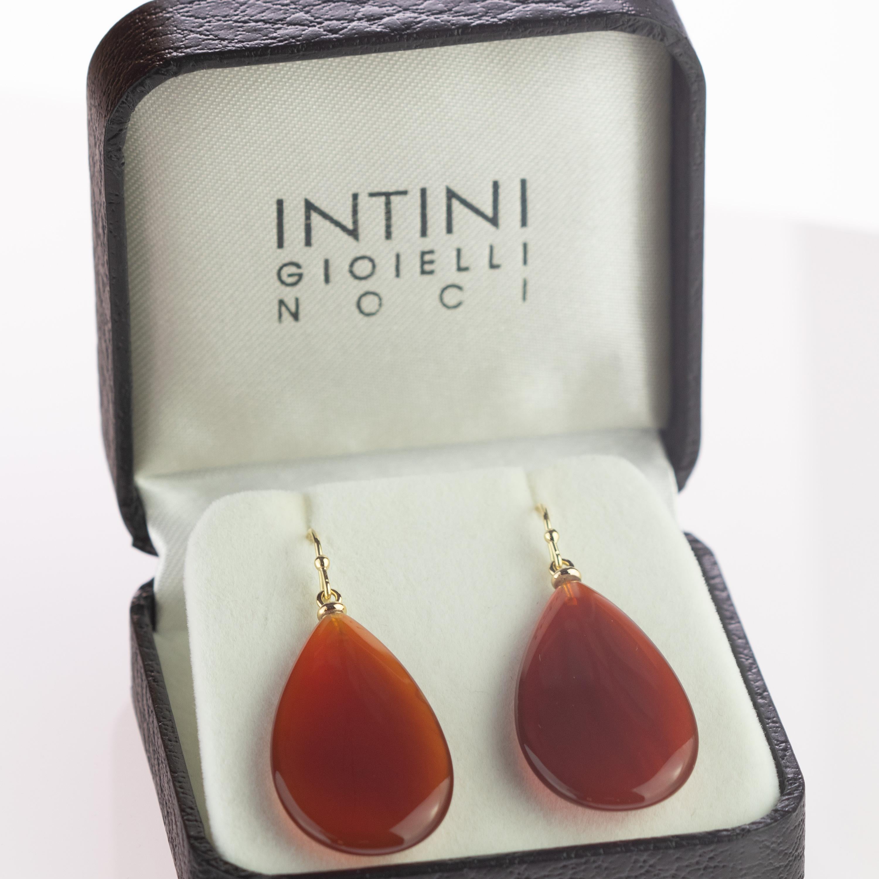 Boucles d'oreilles habiles et rayonnantes créées par des artisans italiens avec des touches d'or jaune 18 carats. Chacune de ces caractéristiques comporte une superbe larme en agate brun clair ou ambre foncé. 
 
Ces boucles d'oreilles sont inspirées