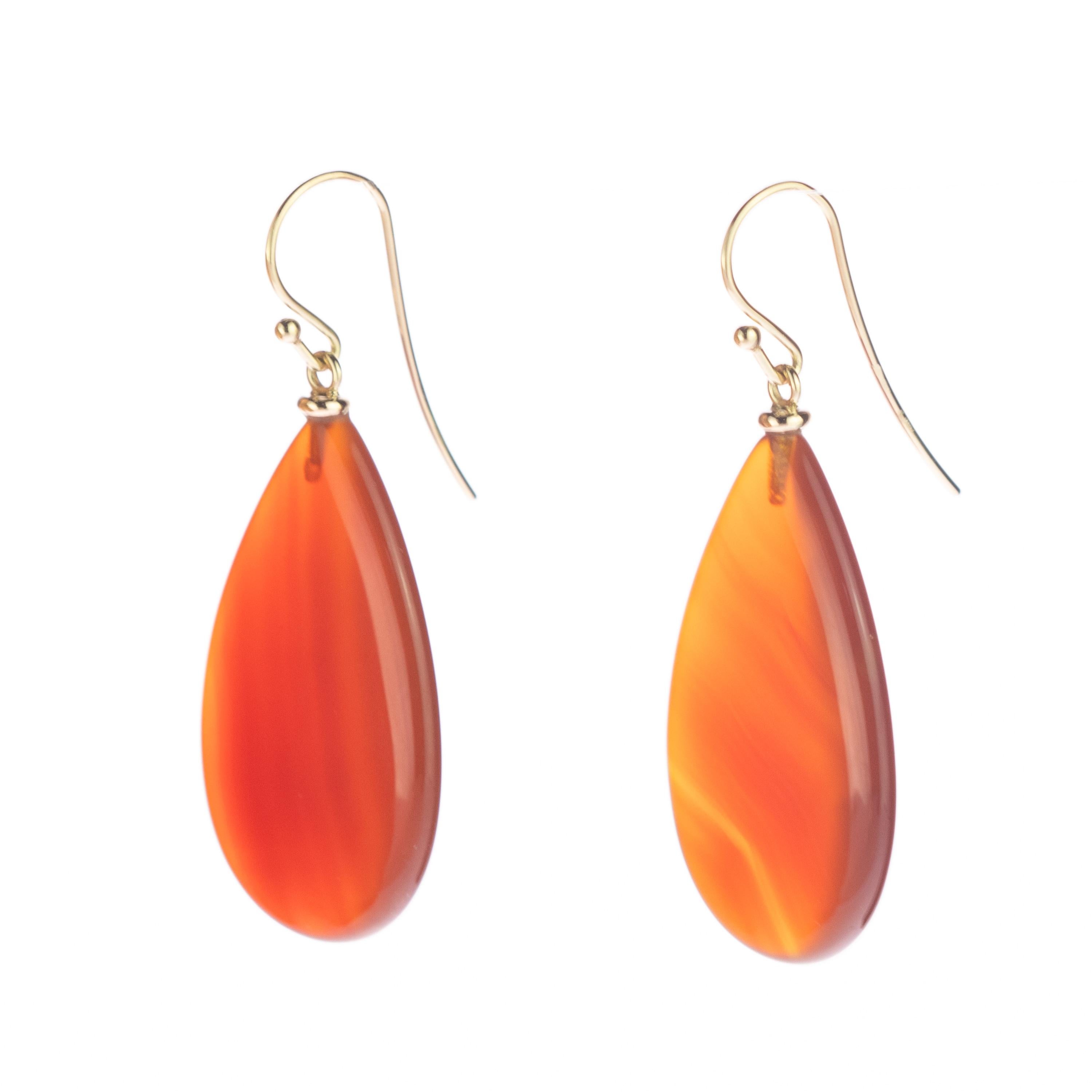 Moderne Boucles d'oreilles cocktail plates en or jaune 18 carats avec agate marron clair en forme de goutte d'eau en vente