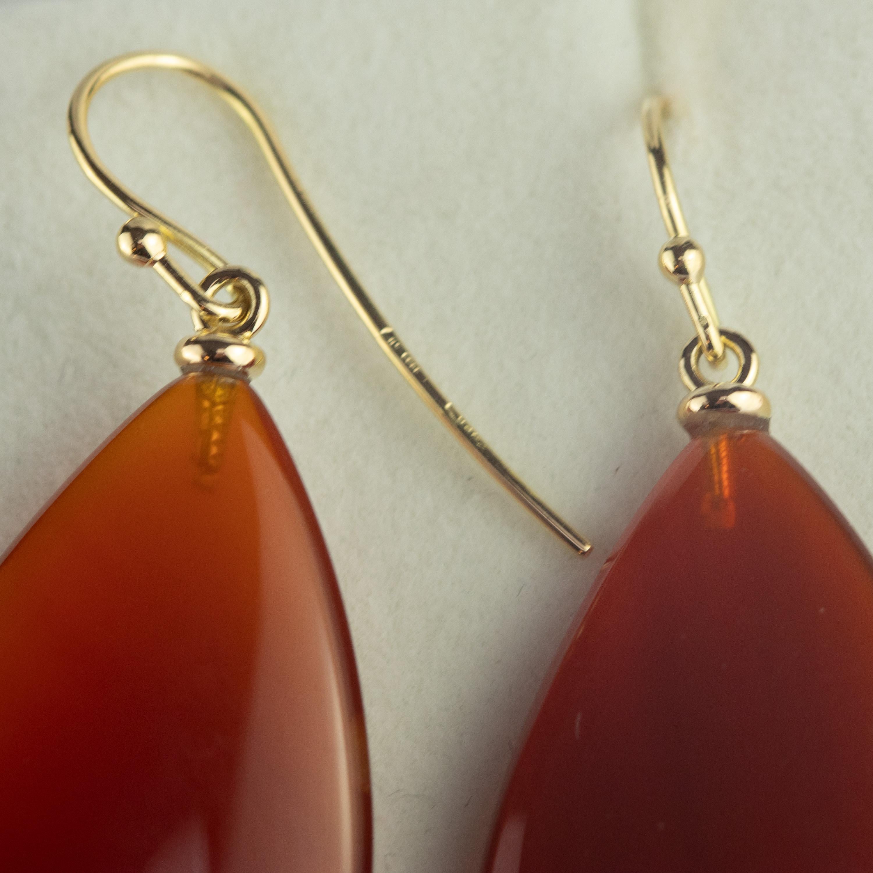 Taille mixte Boucles d'oreilles cocktail plates en or jaune 18 carats avec agate marron clair en forme de goutte d'eau en vente