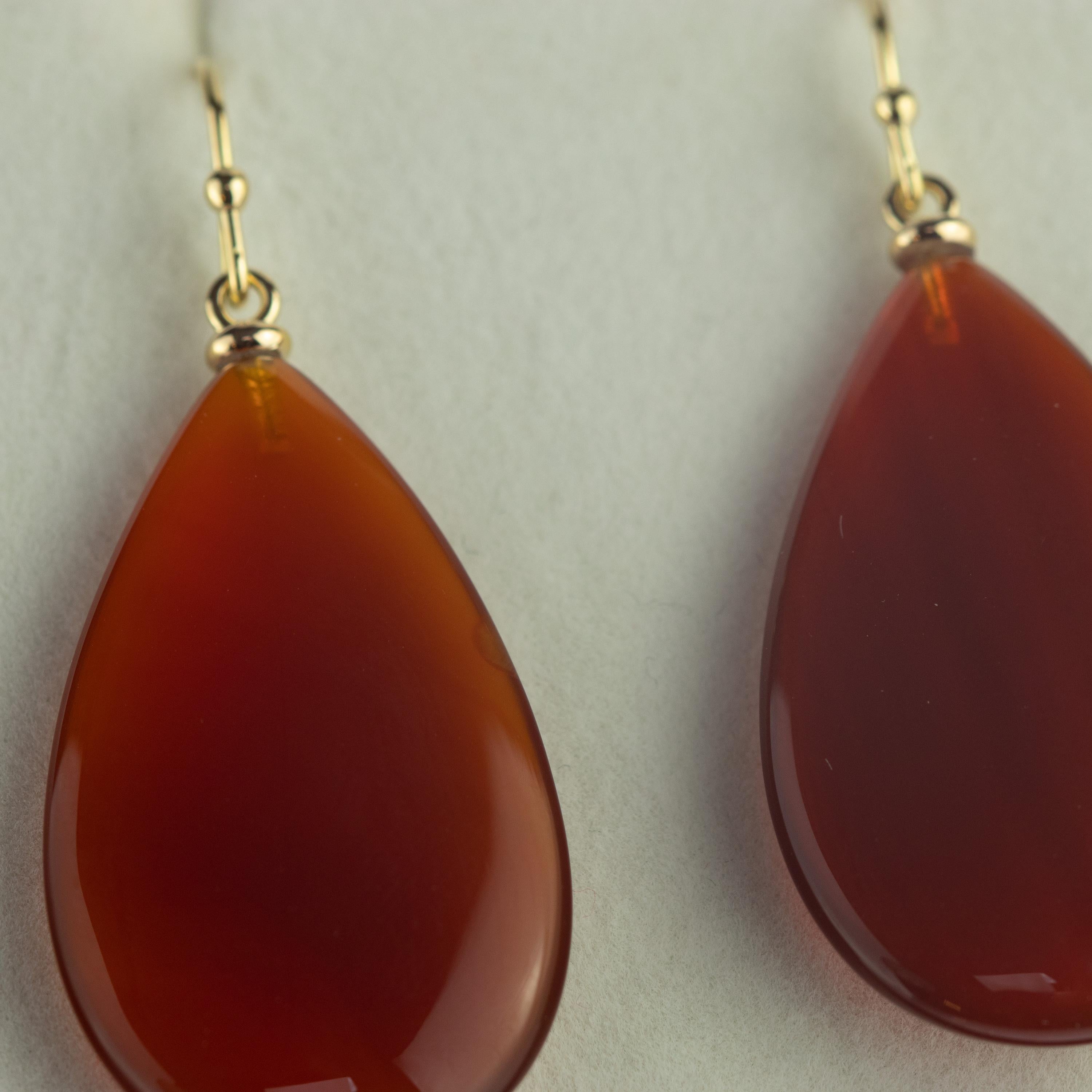 Boucles d'oreilles cocktail plates en or jaune 18 carats avec agate marron clair en forme de goutte d'eau en vente 1