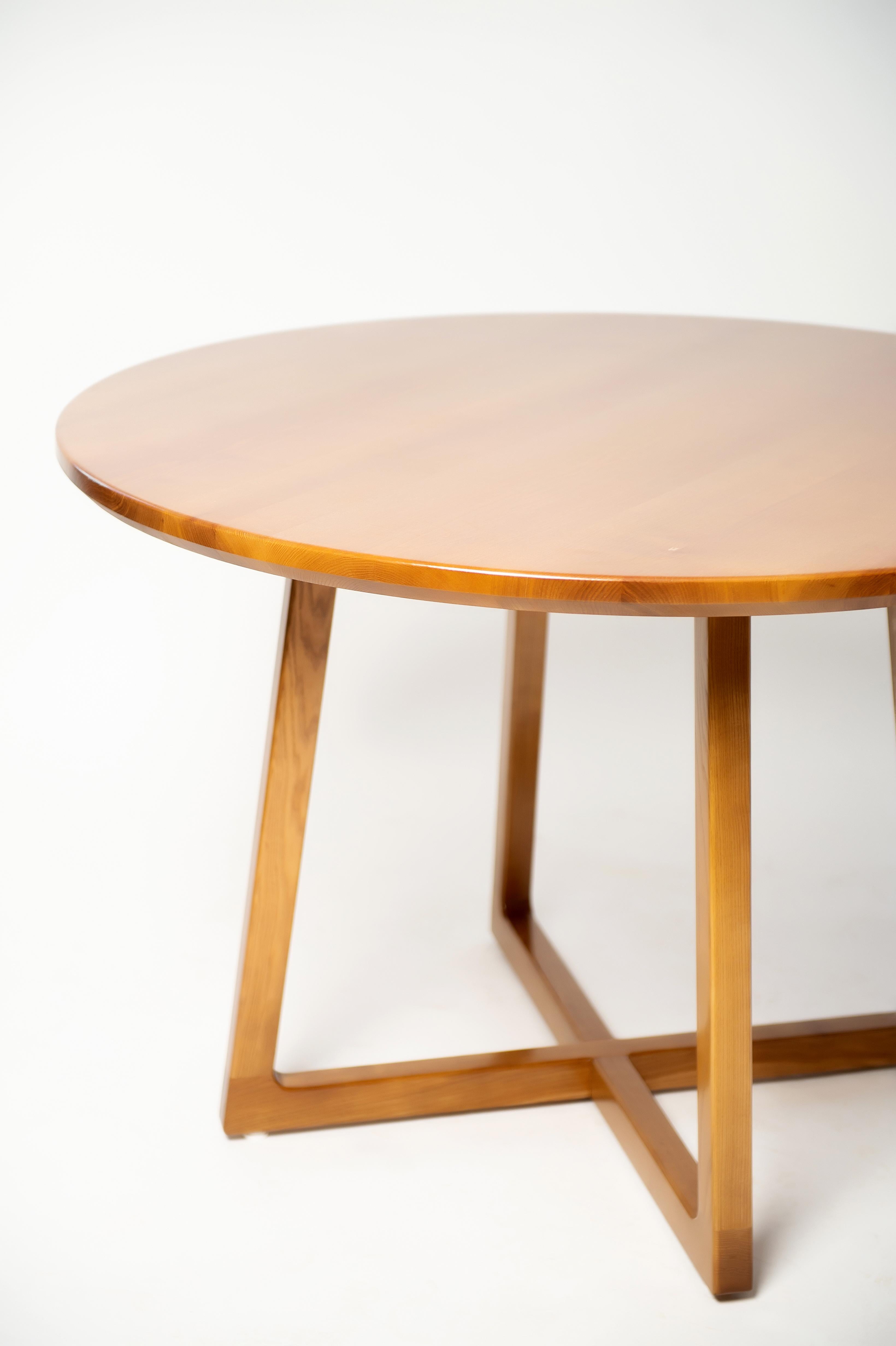 Moderne Table à manger ronde en bois massif de frêne brun clair en vente