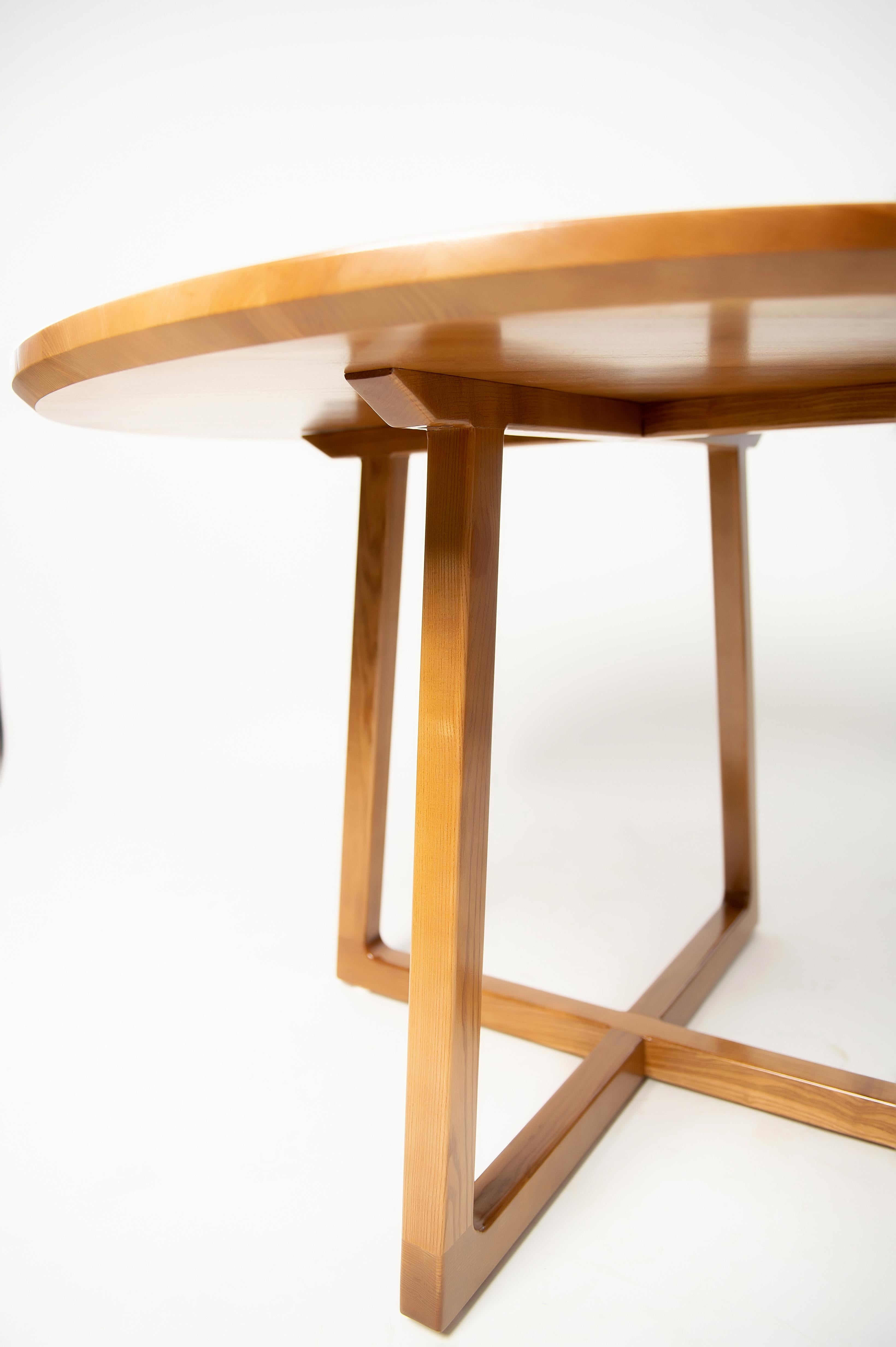 Contemporary Light Brown Ash Solid Wood Round Dining Table For Sale