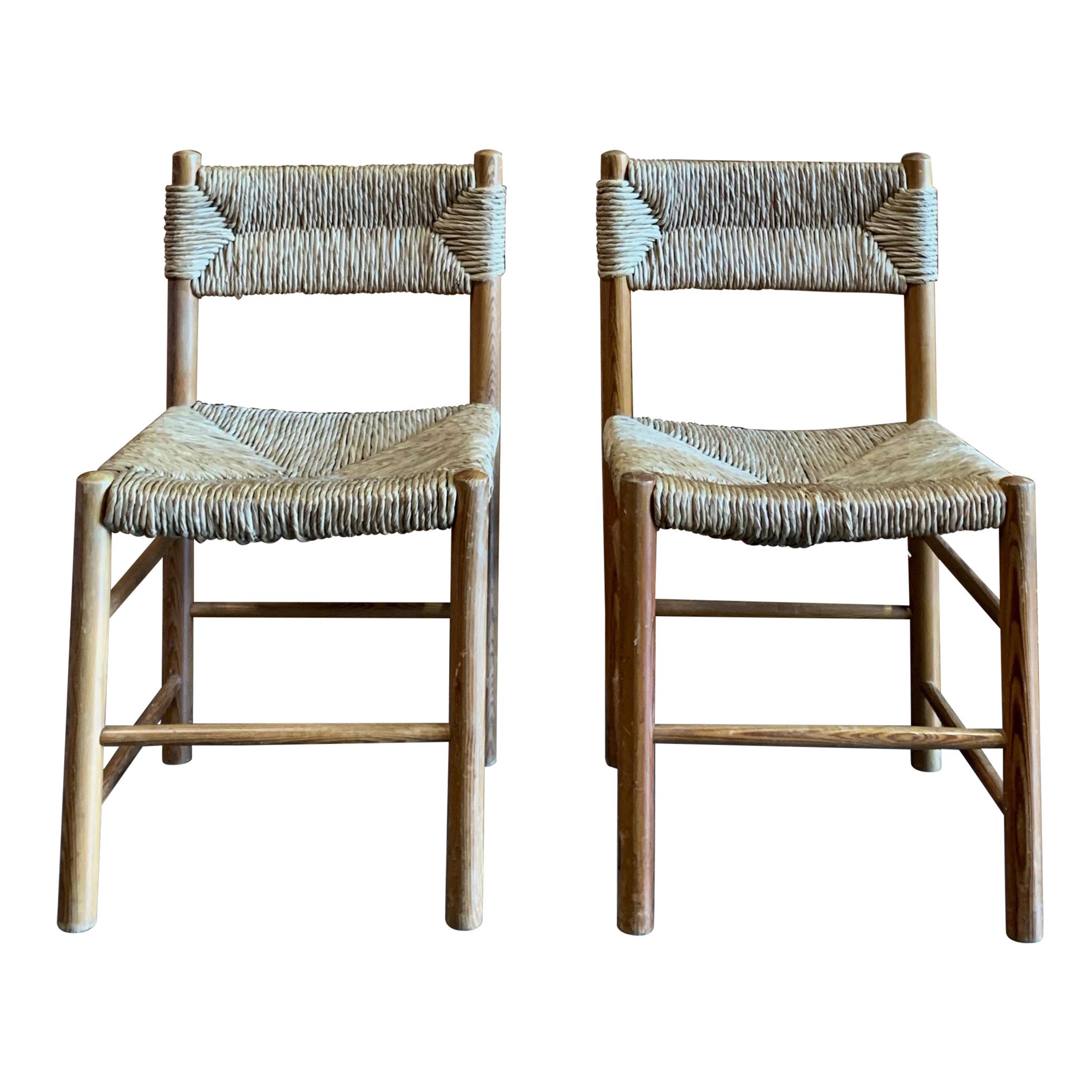 Chaise conçue dans le style de Charlotte Perriand vers 1950, a été fabriquée en France. La chaise est faite d'une base et de pieds en bois avec une assise en jonc.