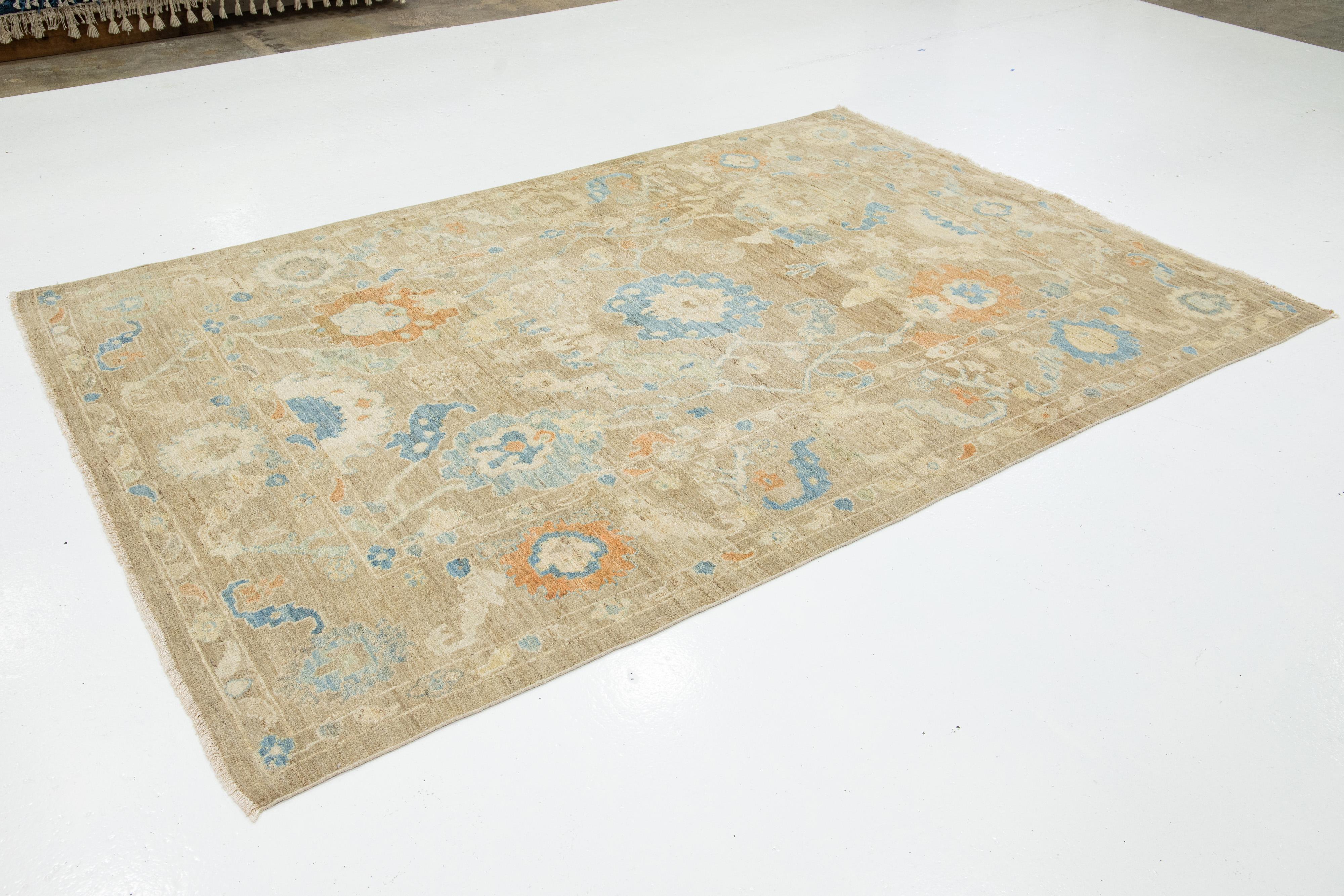 Zeitgenössischer Sultanabad-Teppich aus Wolle in Brown mit Blumenmuster von Apadana (Pakistanisch) im Angebot
