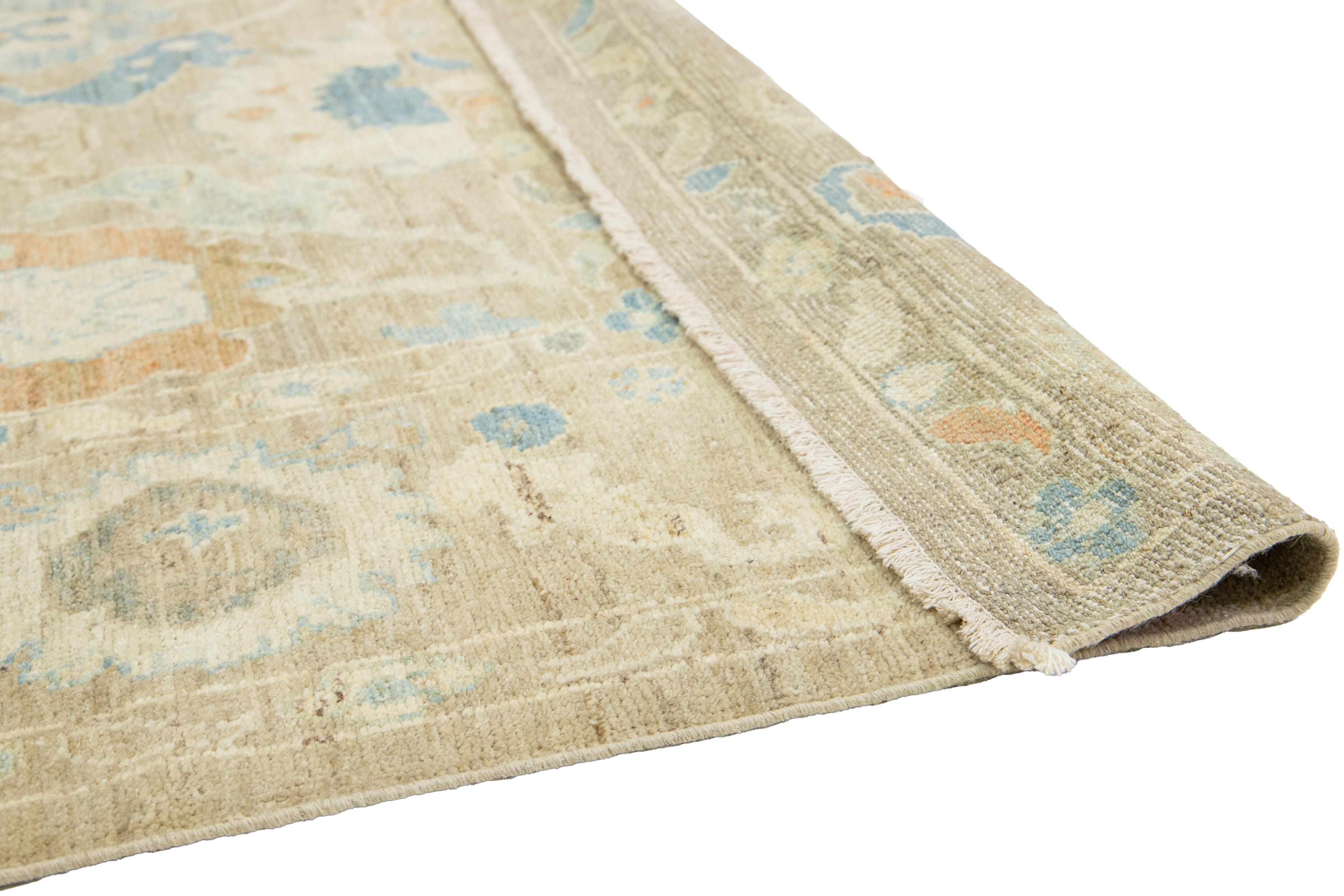 Zeitgenössischer Sultanabad-Teppich aus Wolle in Brown mit Blumenmuster von Apadana (Handgeknüpft) im Angebot