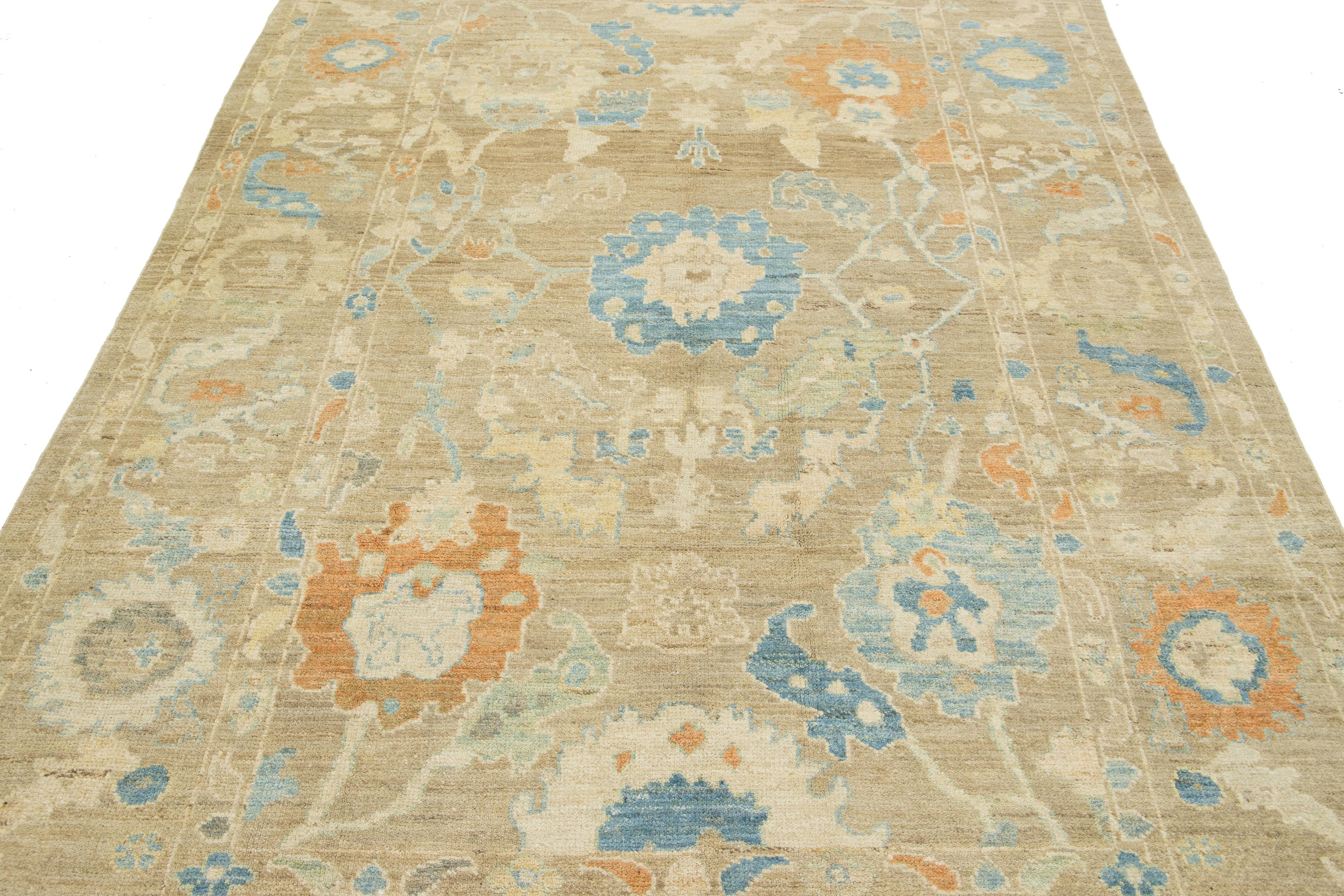 Zeitgenössischer Sultanabad-Teppich aus Wolle in Brown mit Blumenmuster von Apadana (21. Jahrhundert und zeitgenössisch) im Angebot