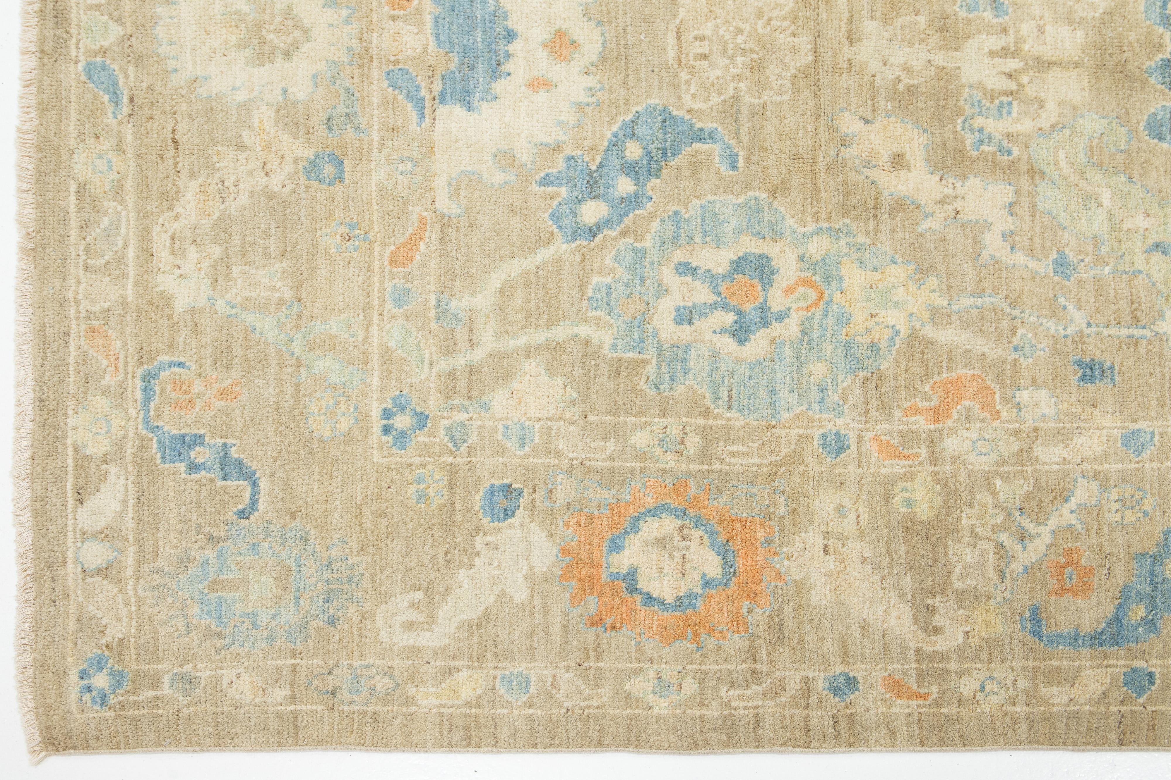 Zeitgenössischer Sultanabad-Teppich aus Wolle in Brown mit Blumenmuster von Apadana im Angebot 1