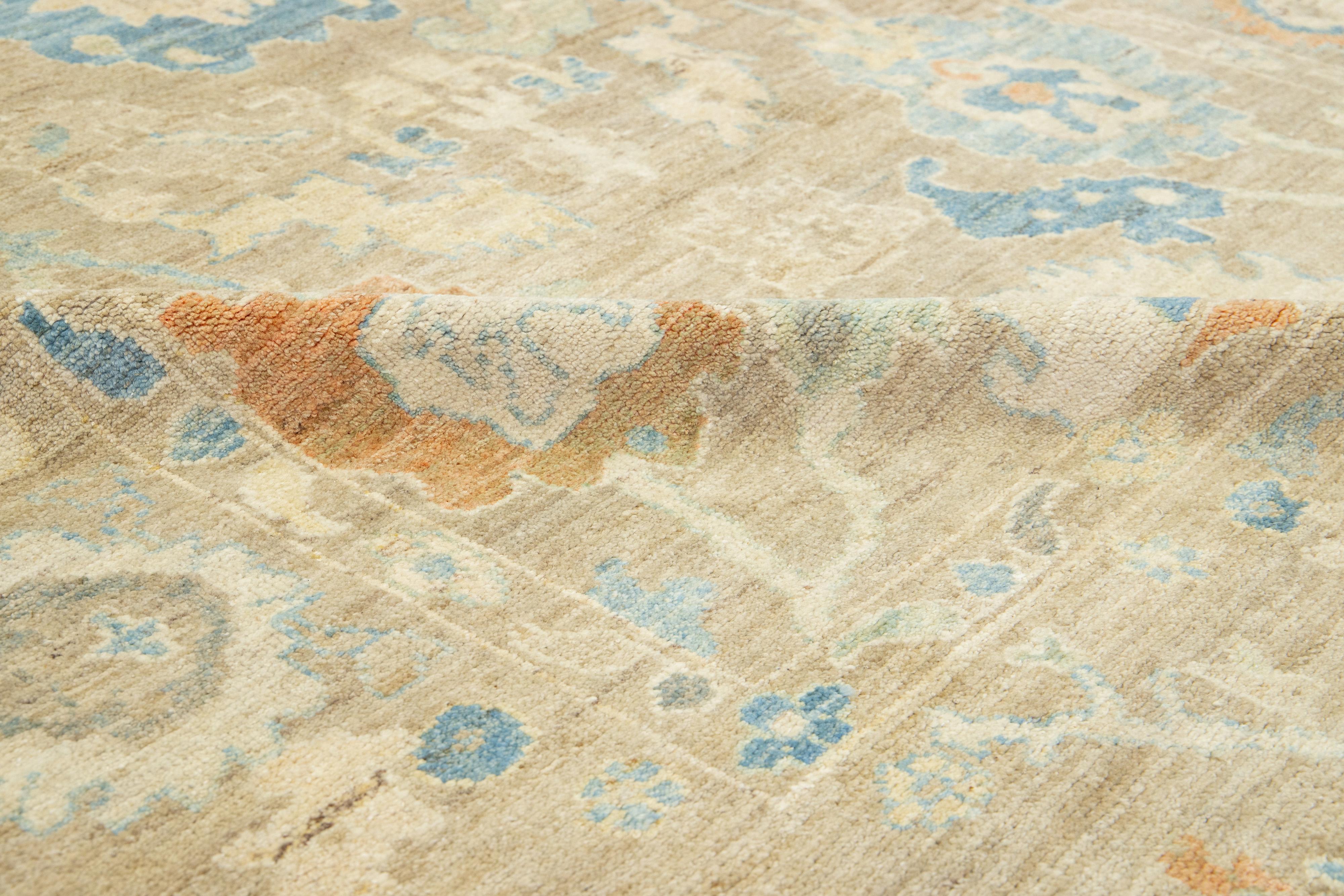 Zeitgenössischer Sultanabad-Teppich aus Wolle in Brown mit Blumenmuster von Apadana im Angebot 3