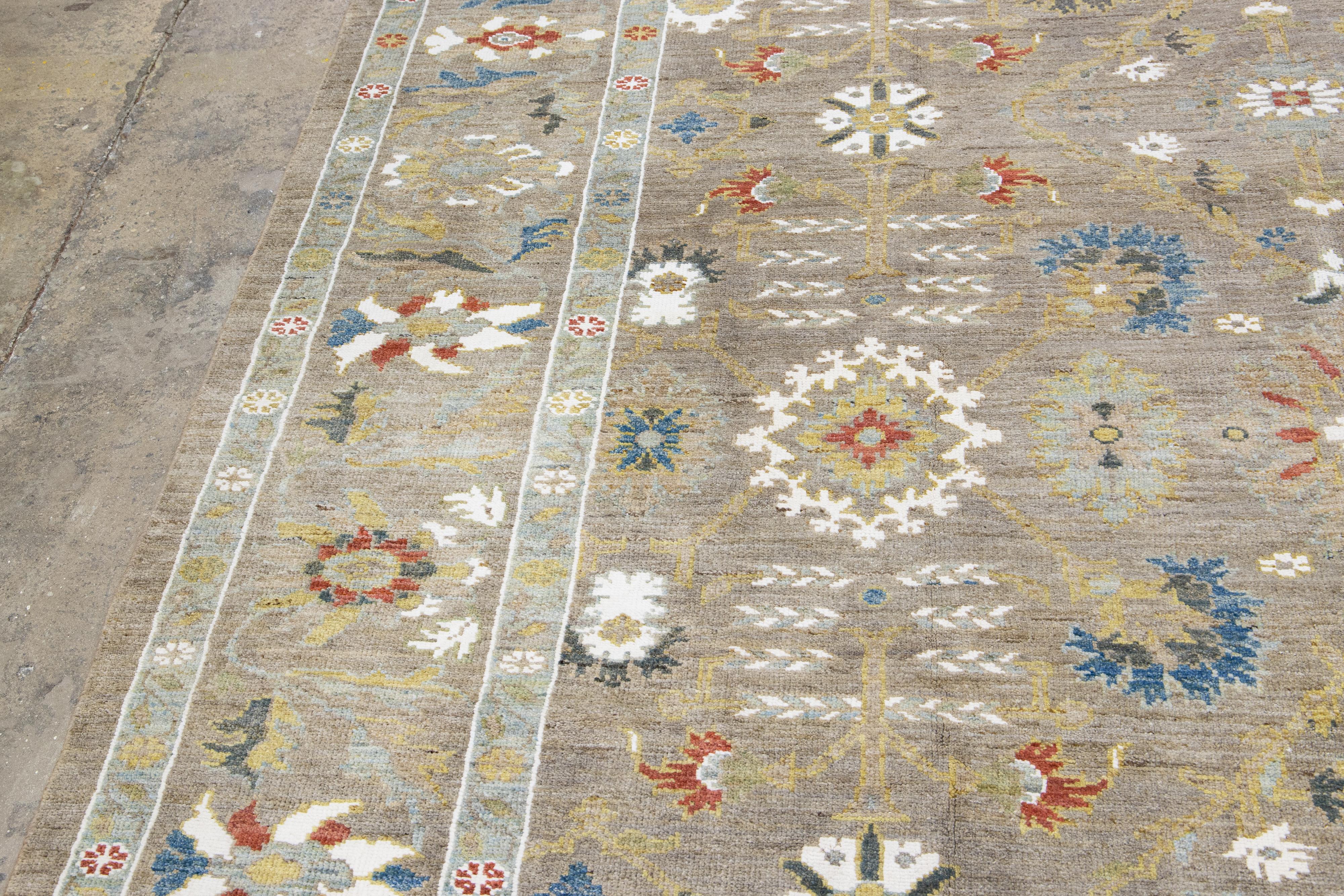 Zeitgenössischer hellbrauner handgefertigter Sultanabad-Wollteppich mit Blumenmuster im Angebot 3