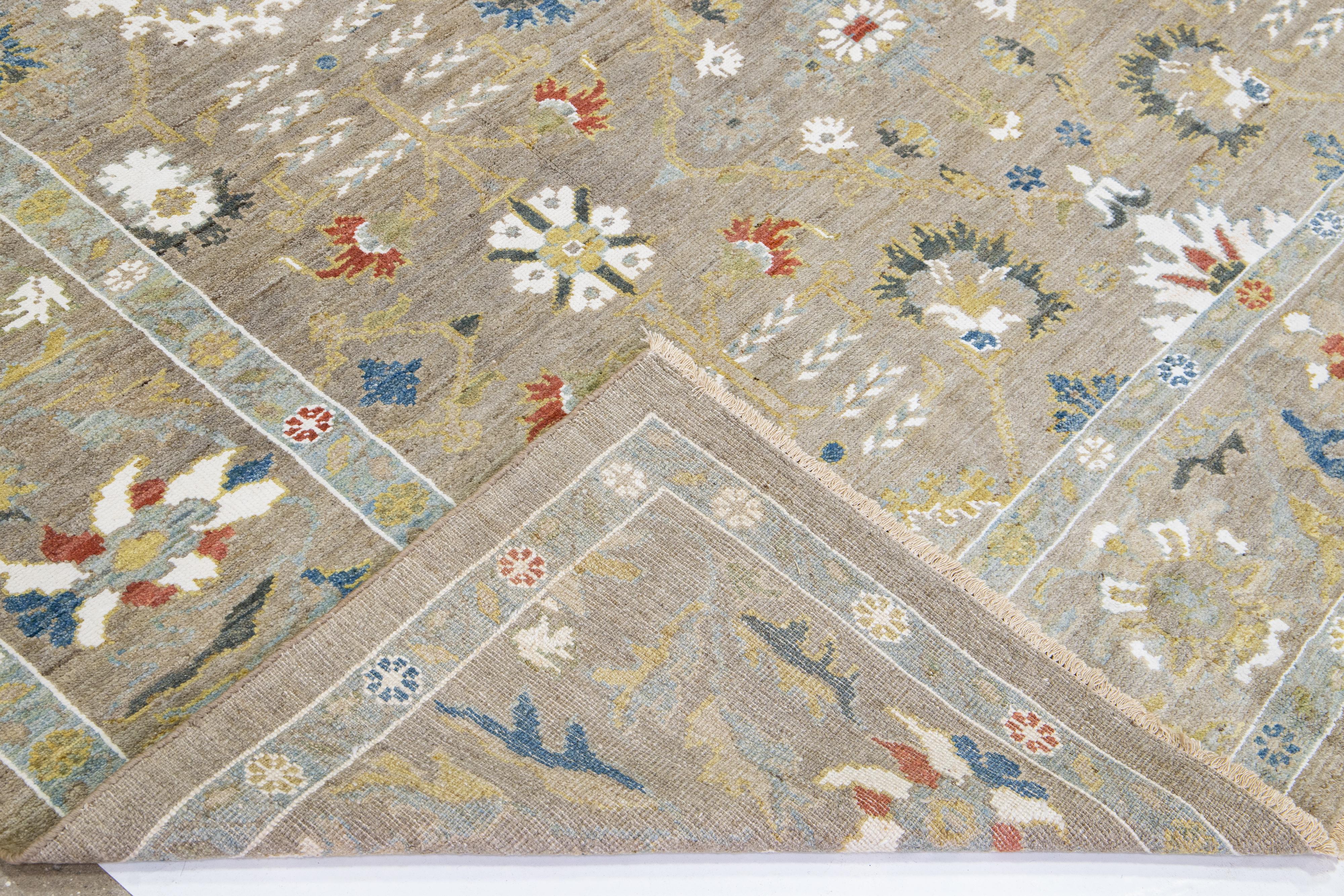 Zeitgenössischer hellbrauner handgefertigter Sultanabad-Wollteppich mit Blumenmuster (Handgeknüpft) im Angebot