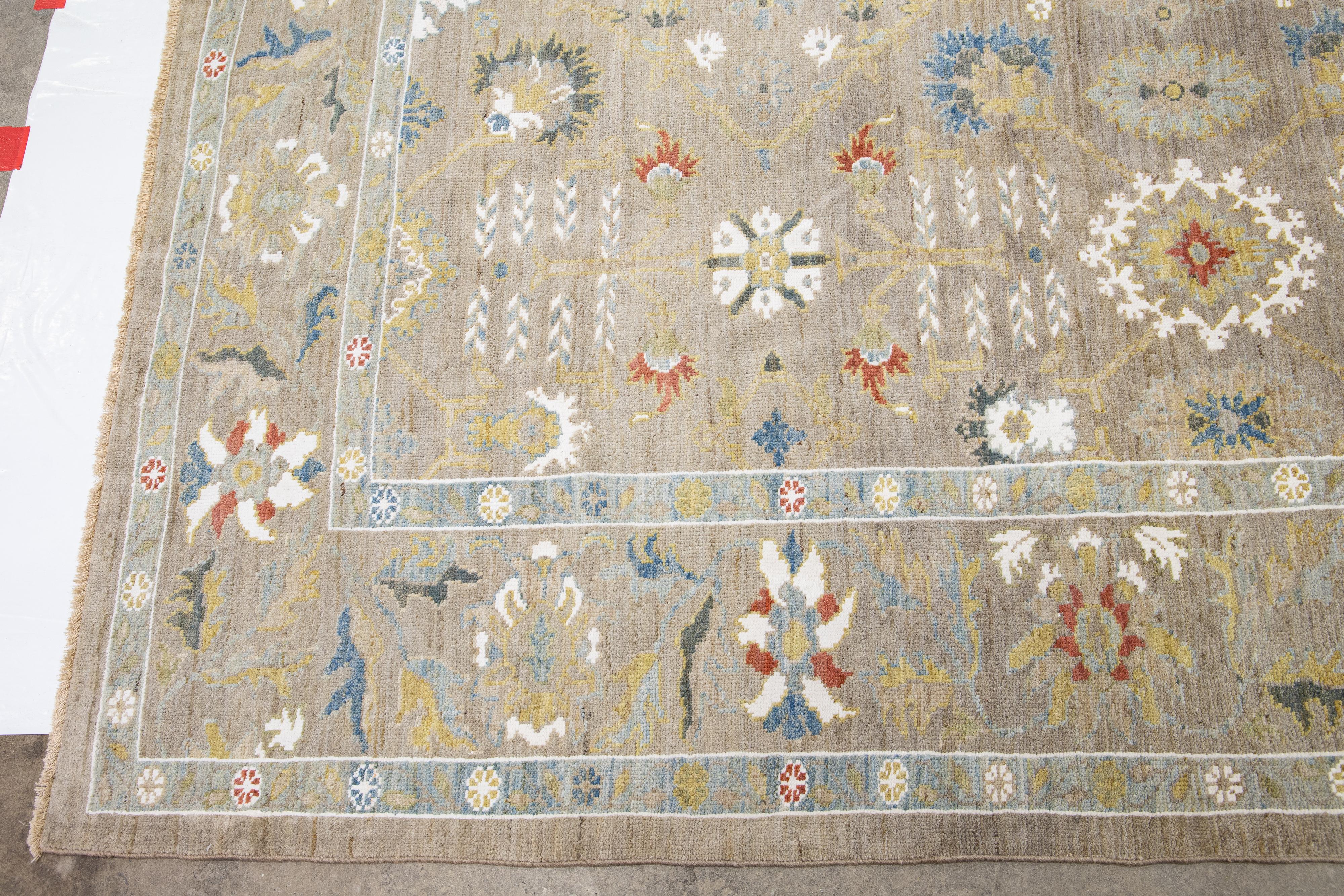 Zeitgenössischer hellbrauner handgefertigter Sultanabad-Wollteppich mit Blumenmuster im Angebot 5