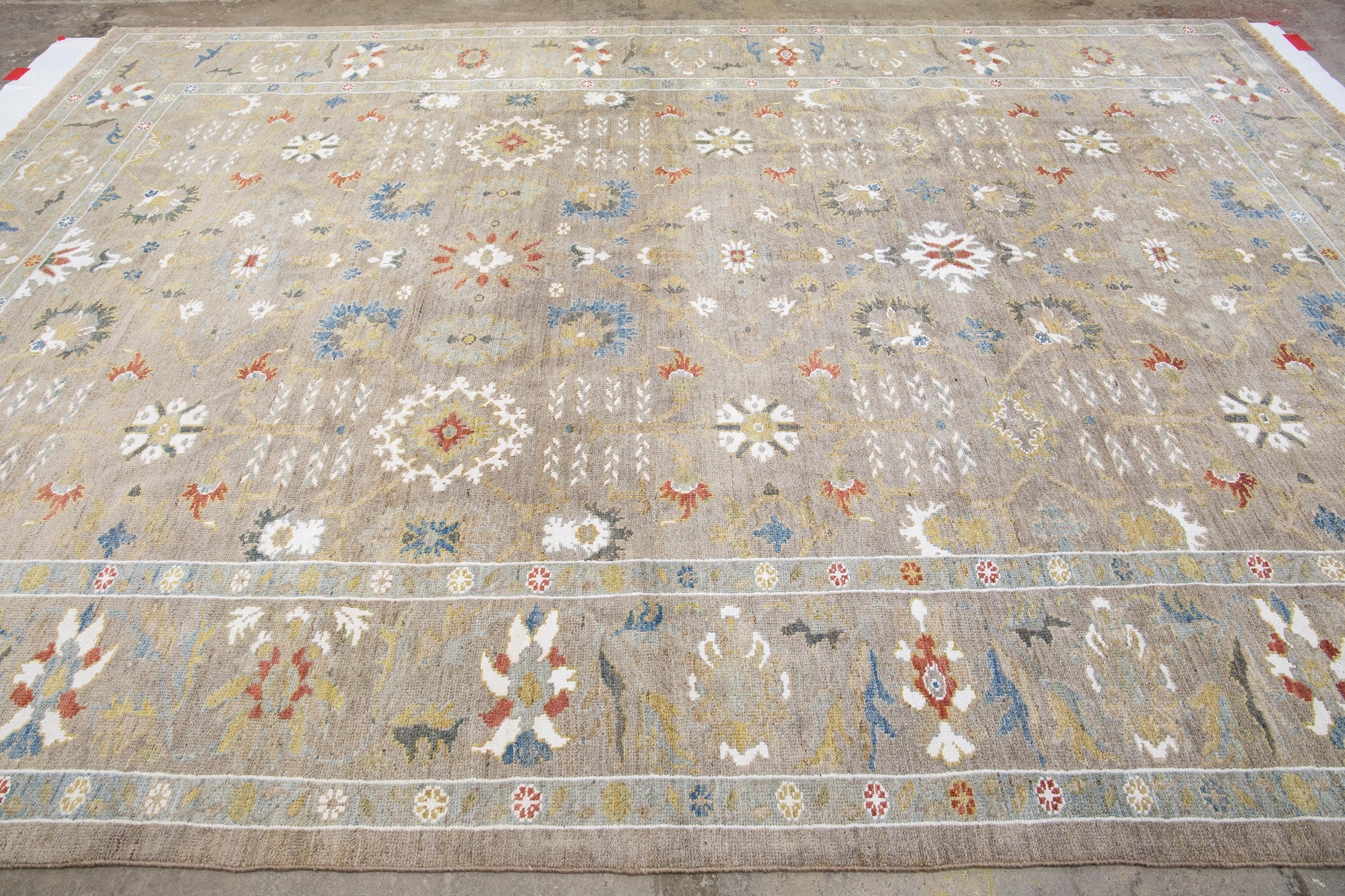Zeitgenössischer hellbrauner handgefertigter Sultanabad-Wollteppich mit Blumenmuster im Angebot 6