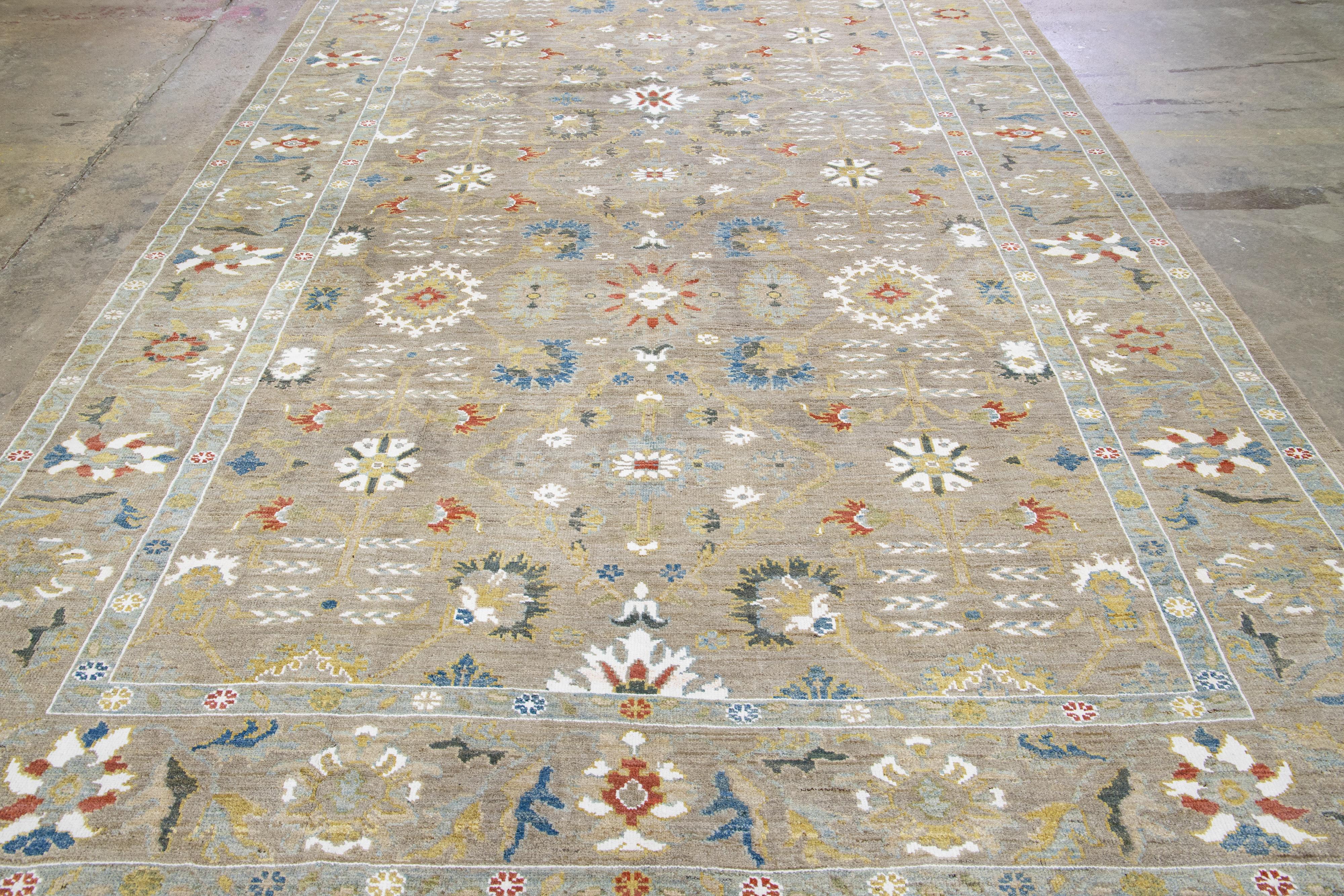 Zeitgenössischer hellbrauner handgefertigter Sultanabad-Wollteppich mit Blumenmuster im Angebot 7